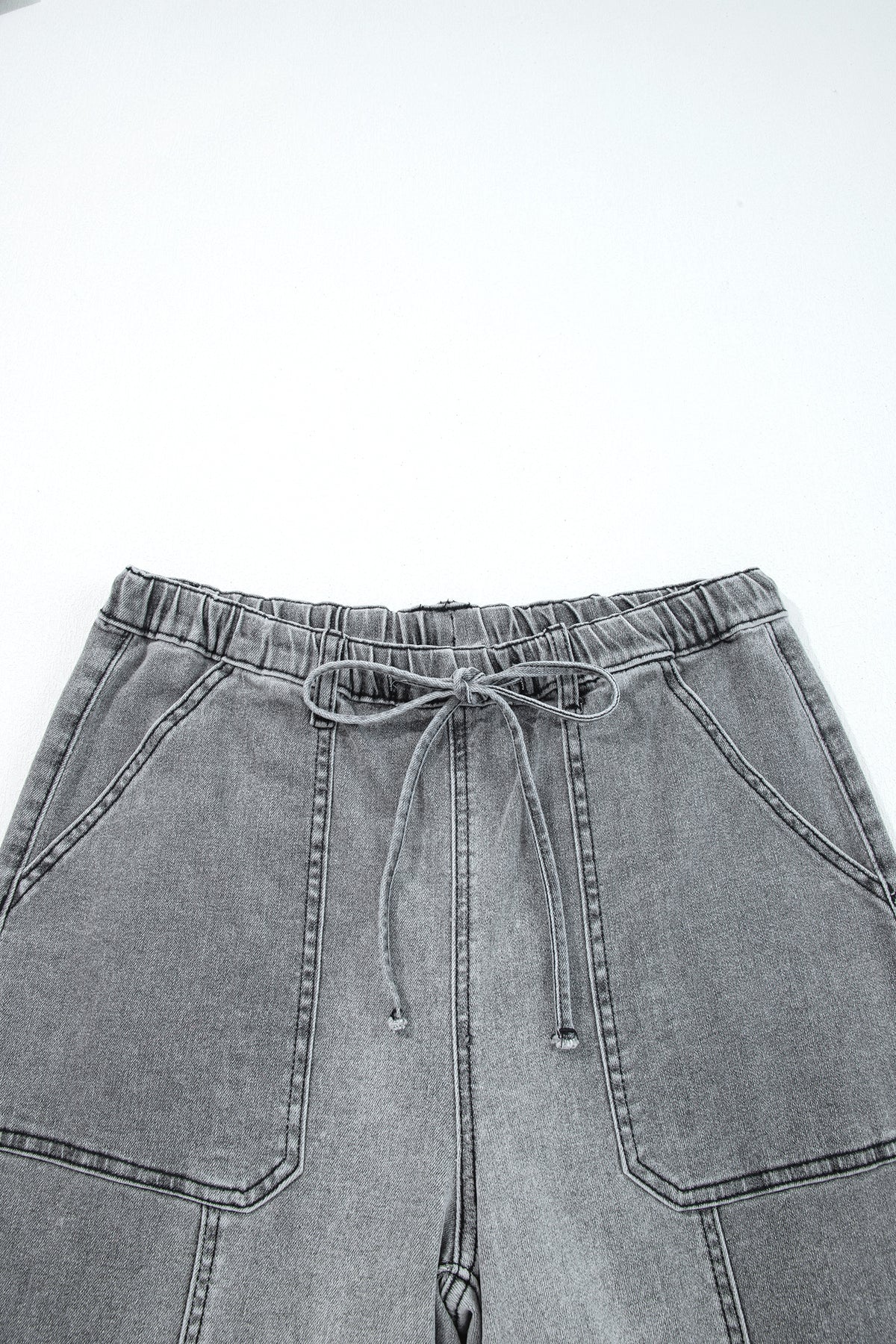 Pantalones vaqueros de pierna ancha gris.