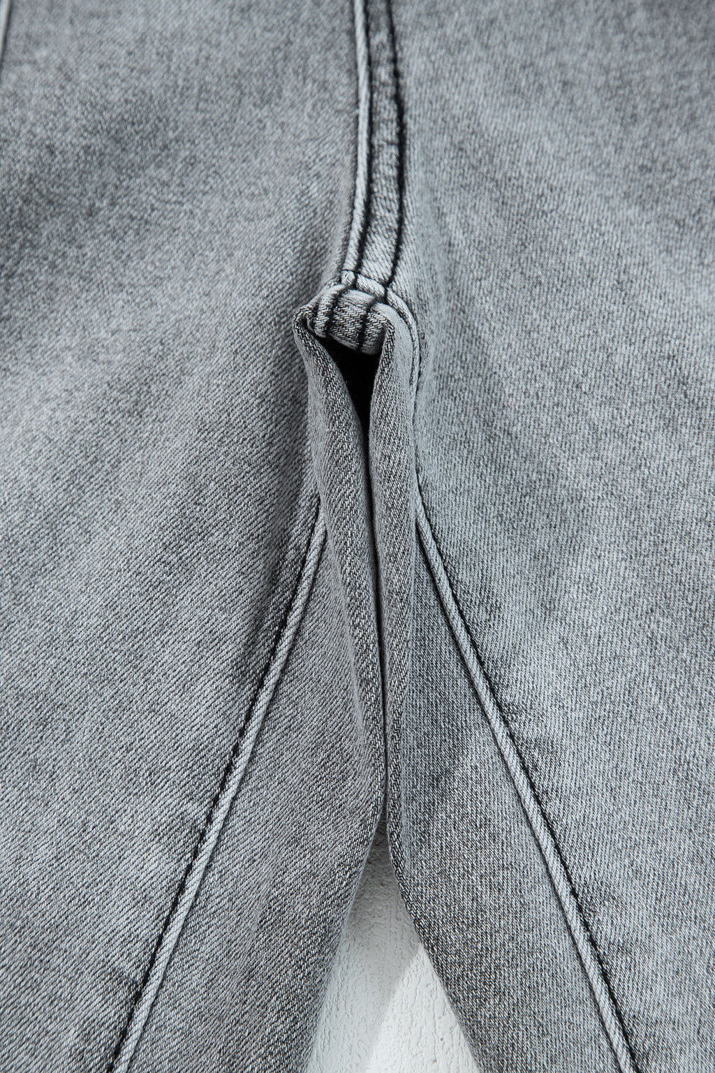 Pantalones vaqueros de pierna ancha gris.