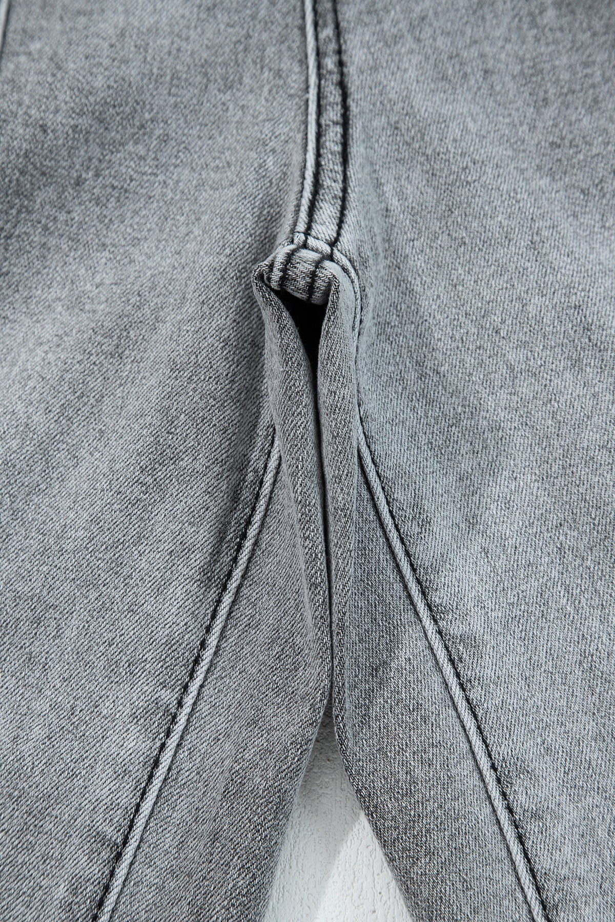 Pantalones vaqueros de pierna ancha gris.