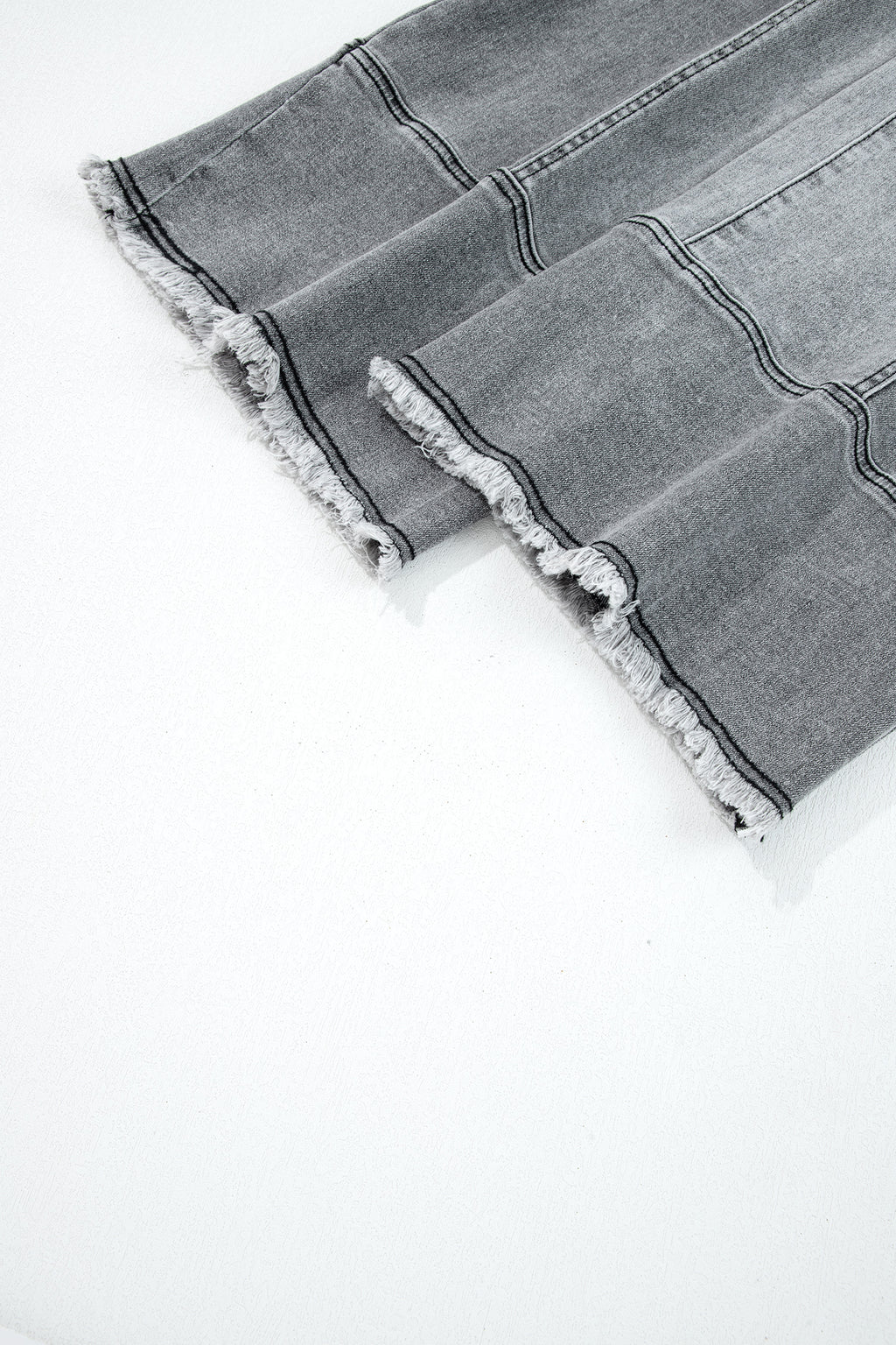 Pantalones vaqueros de pierna ancha gris.