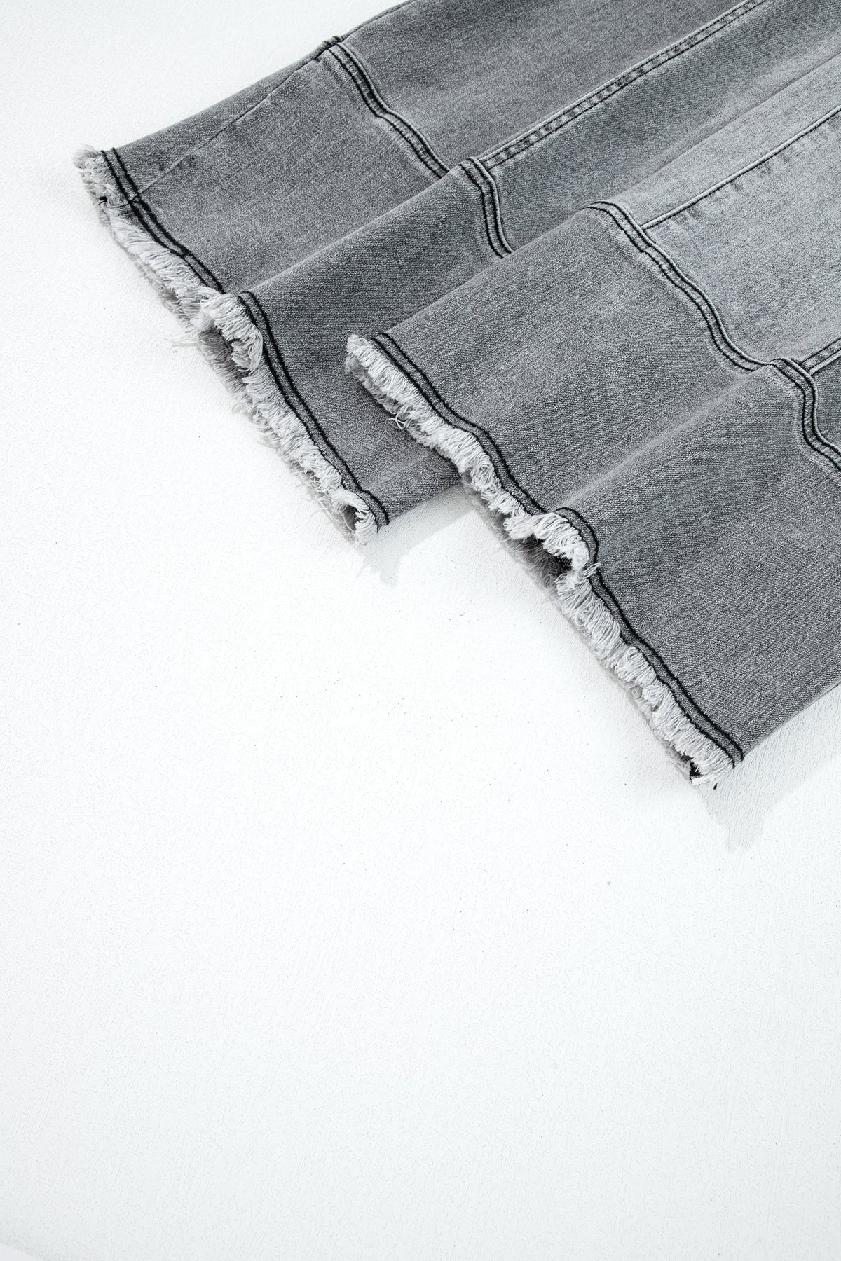 Pantalones vaqueros de pierna ancha gris.