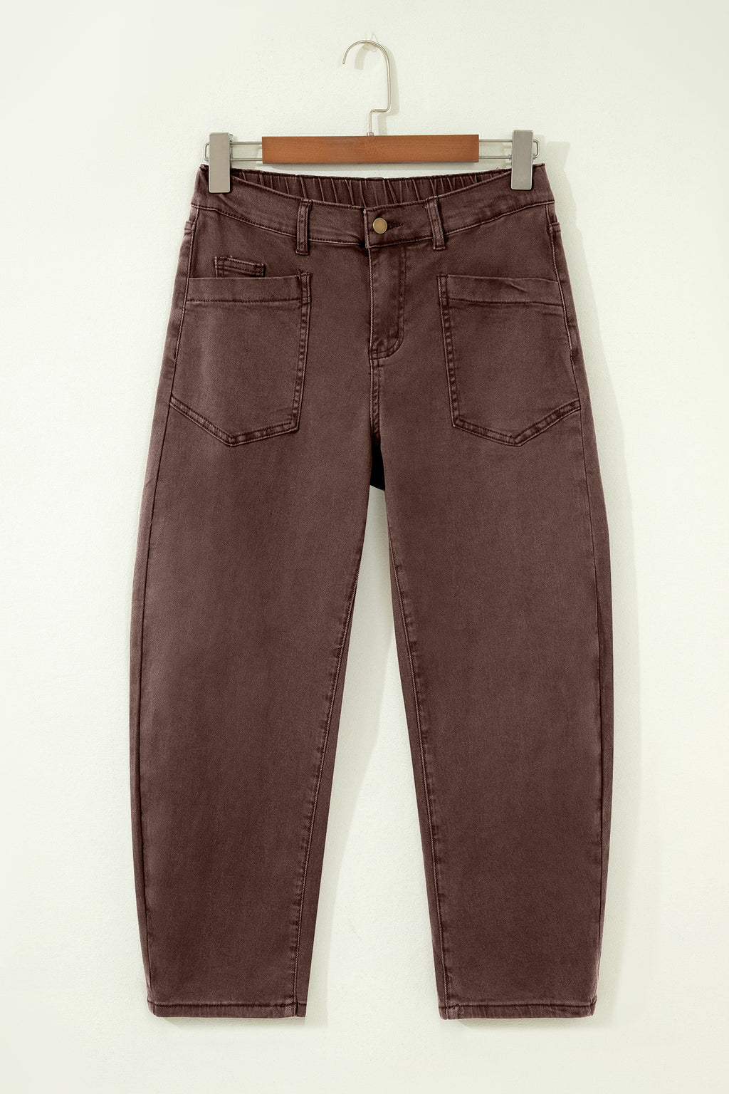 Jeans de corte recto hasta el tobillo, color café liso, con bolsillo cuadrado de parche.