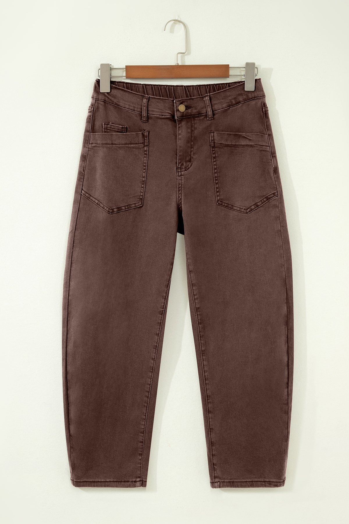 Jeans de corte recto hasta el tobillo, color café liso, con bolsillo cuadrado de parche.