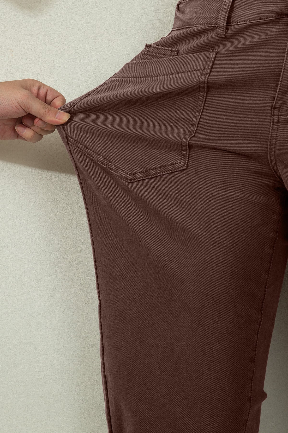 Jeans de corte recto hasta el tobillo, color café liso, con bolsillo cuadrado de parche.