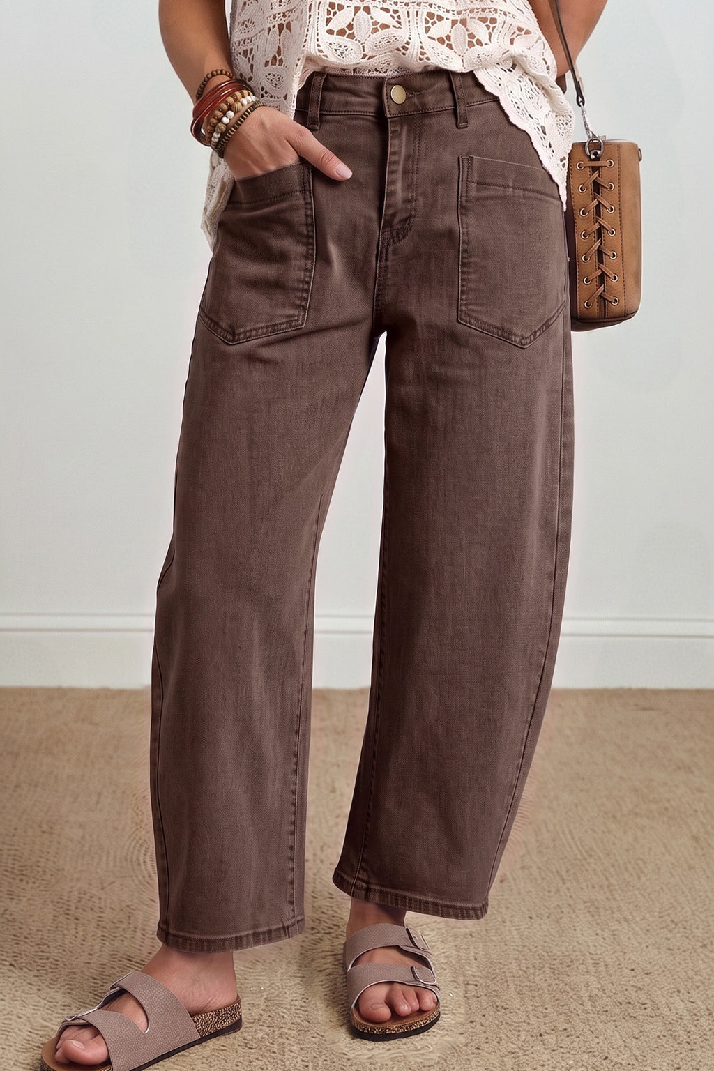 Jeans de corte recto hasta el tobillo, color café liso, con bolsillo cuadrado de parche.