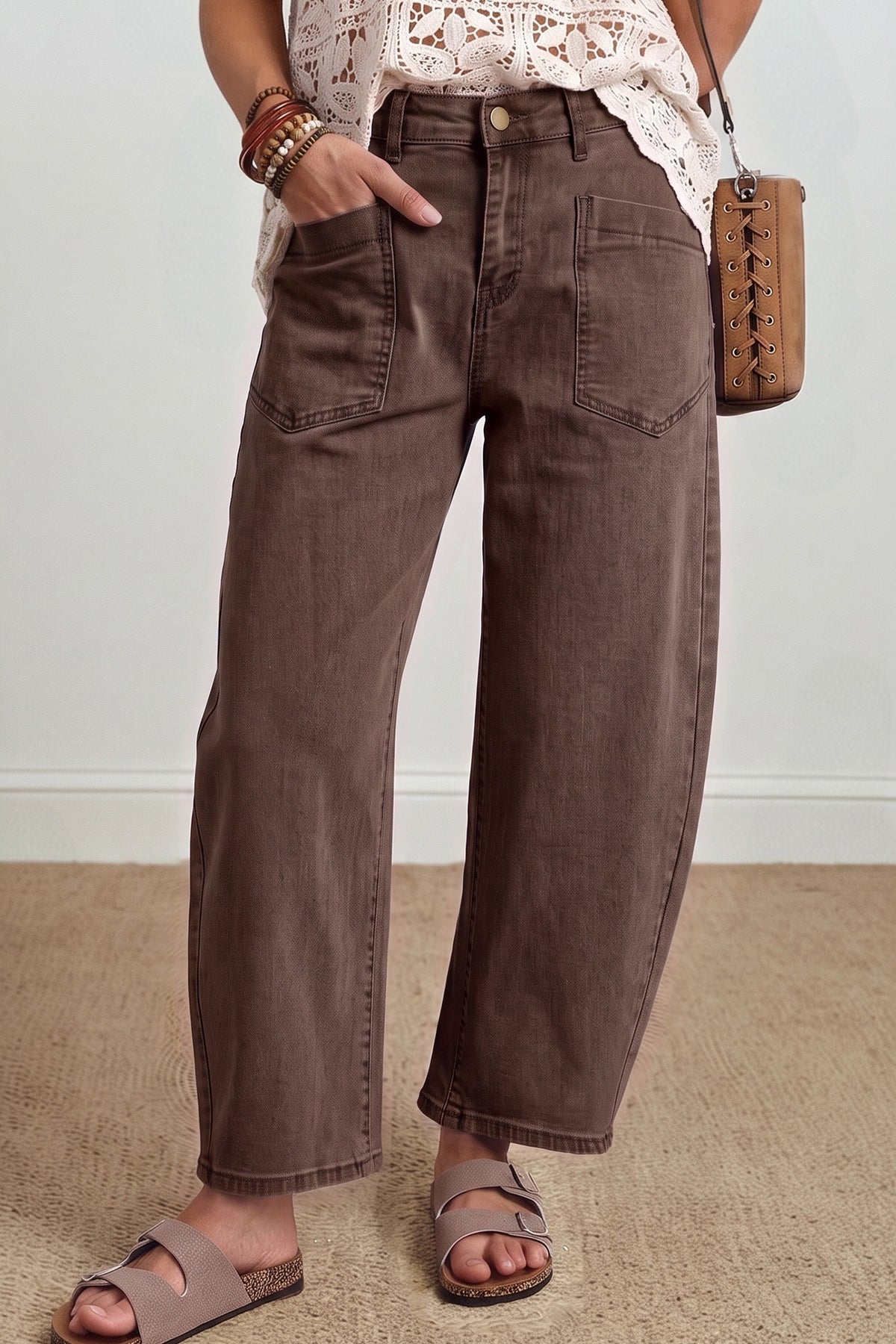 Jeans de corte recto hasta el tobillo, color café liso, con bolsillo cuadrado de parche.