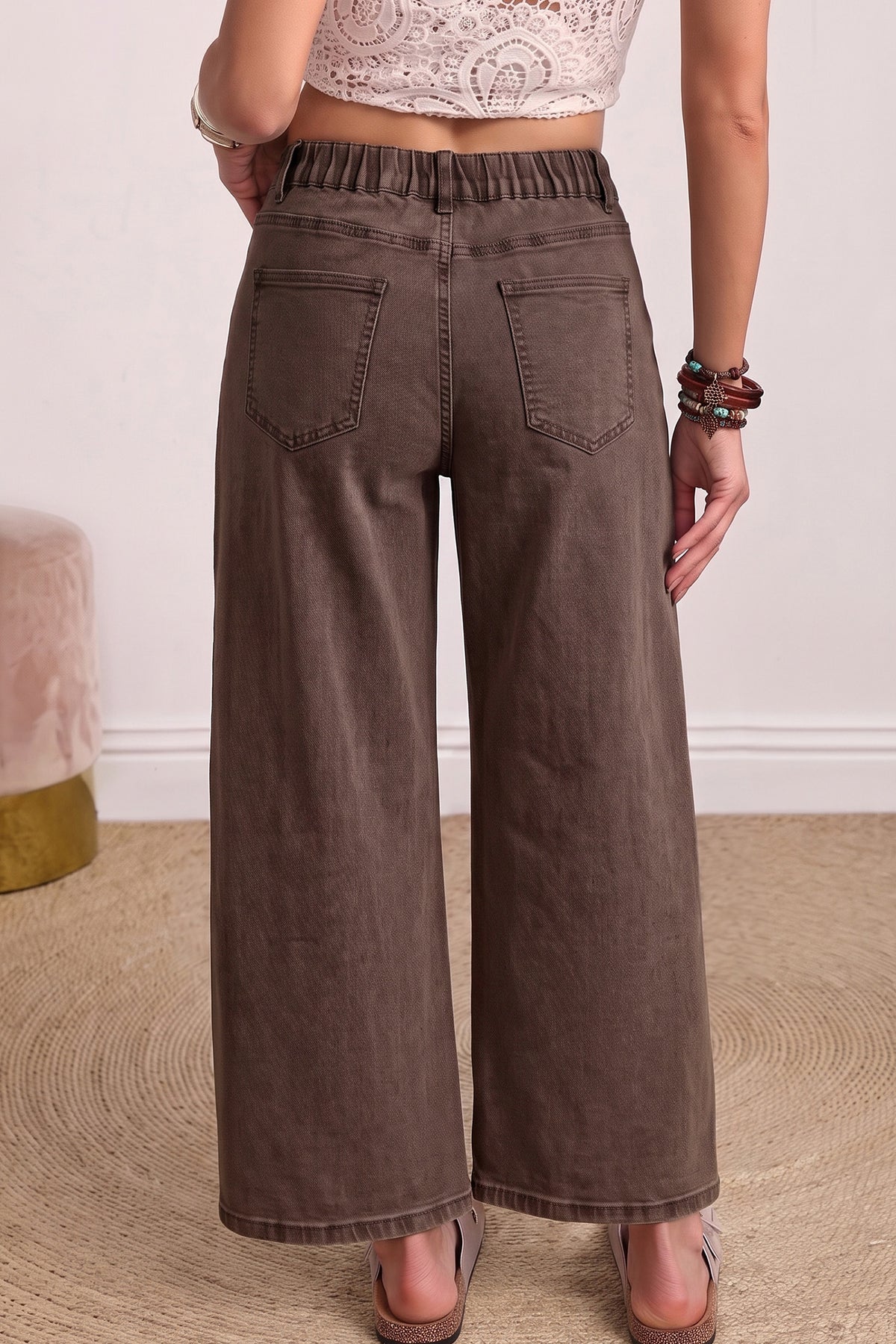 Jeans de corte recto hasta el tobillo, color café liso, con bolsillo cuadrado de parche.