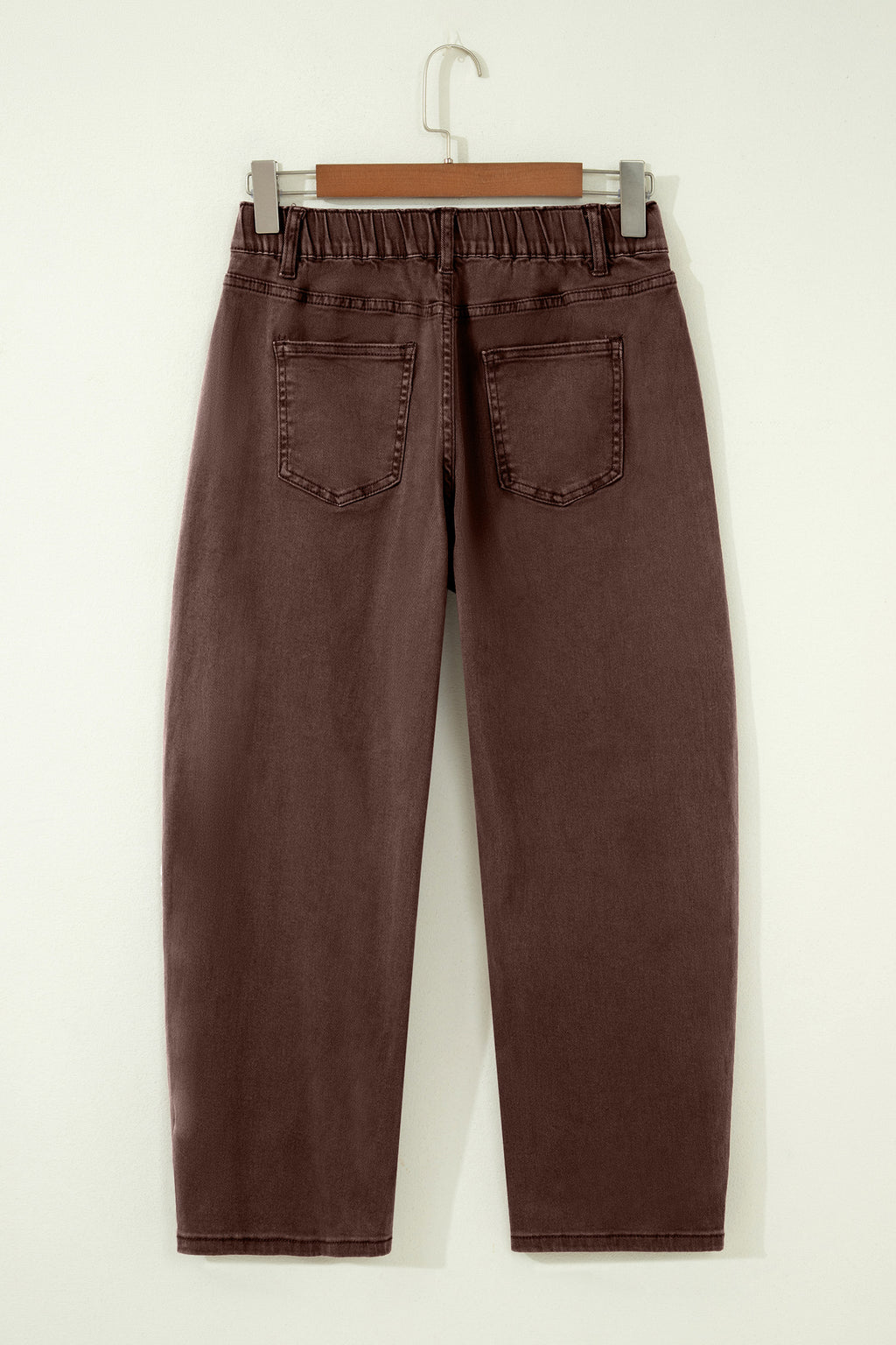 Jeans de corte recto hasta el tobillo, color café liso, con bolsillo cuadrado de parche.