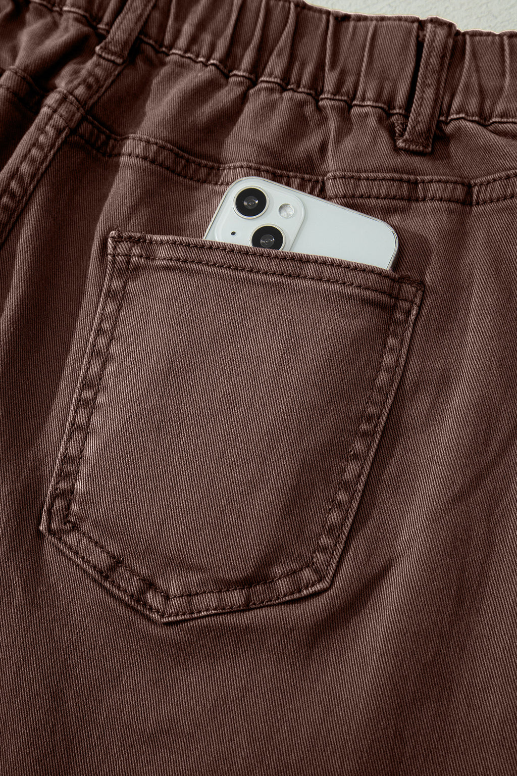 Jeans de corte recto hasta el tobillo, color café liso, con bolsillo cuadrado de parche.