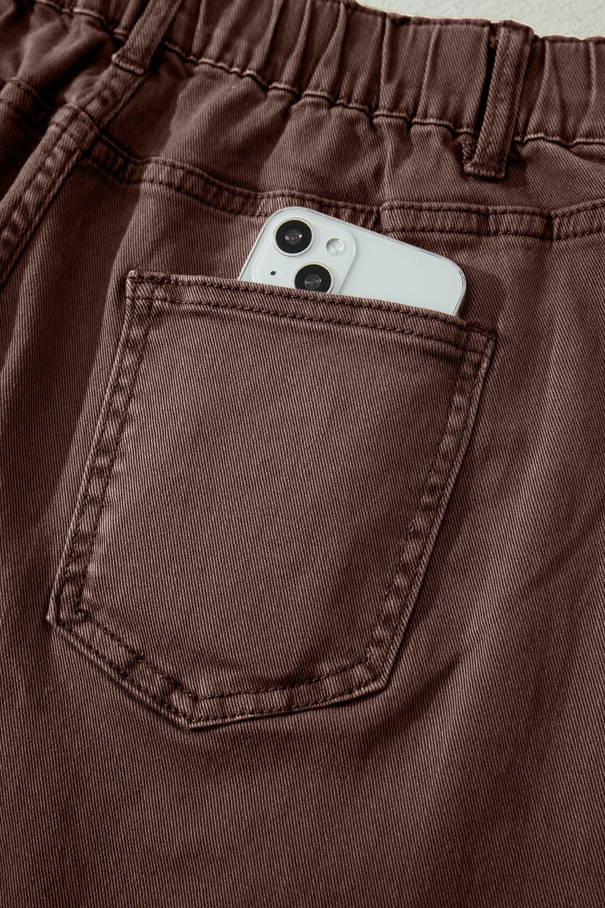 Jeans de corte recto hasta el tobillo, color café liso, con bolsillo cuadrado de parche.