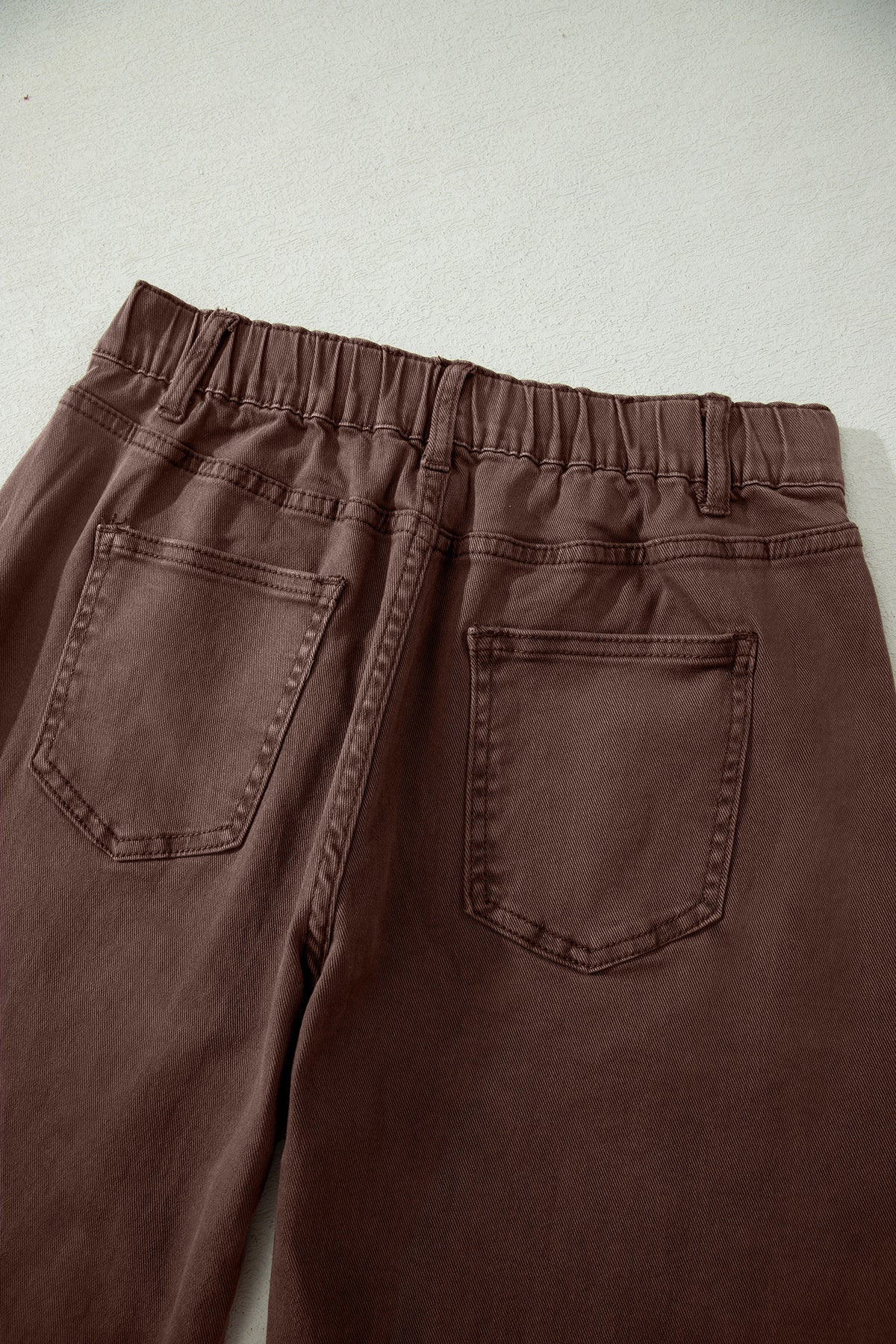 Jeans de corte recto hasta el tobillo, color café liso, con bolsillo cuadrado de parche.