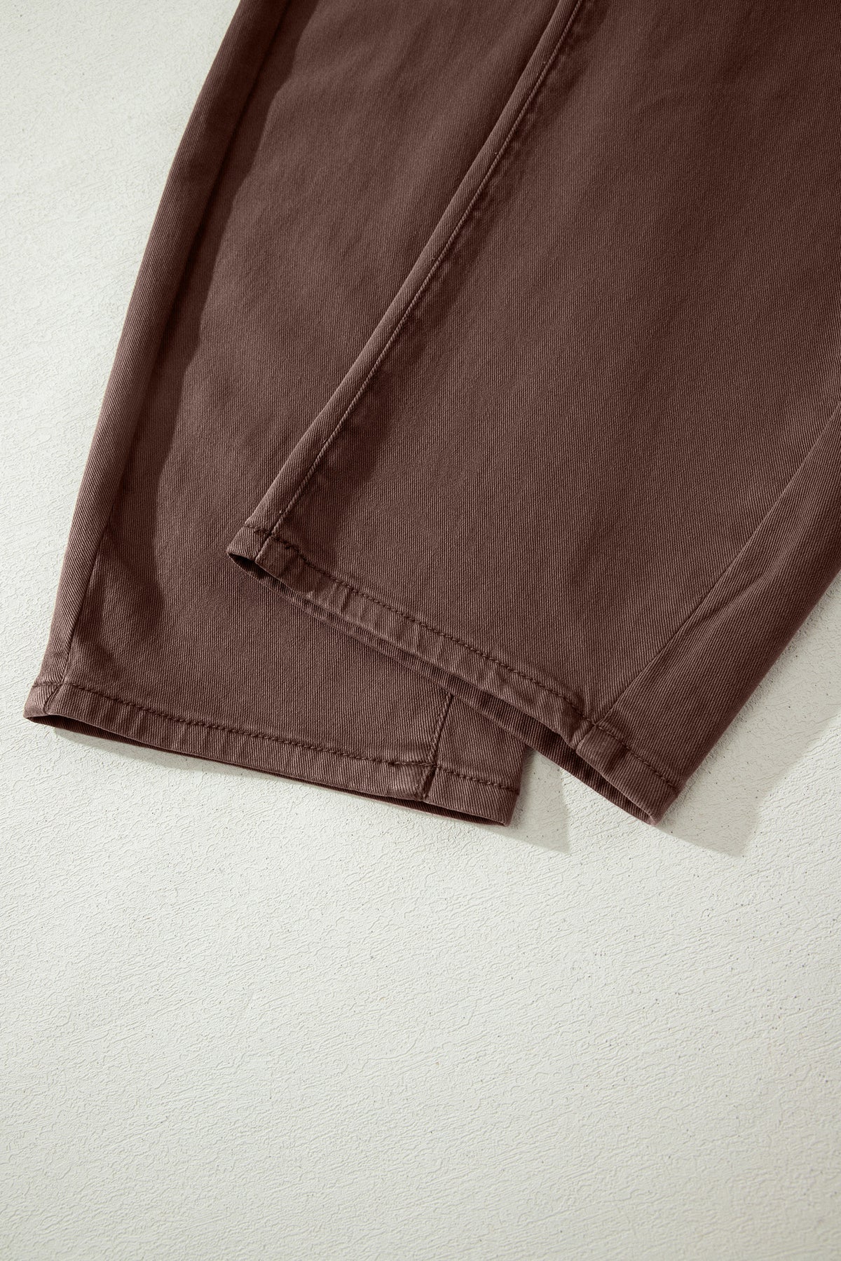 Jeans de corte recto hasta el tobillo, color café liso, con bolsillo cuadrado de parche.