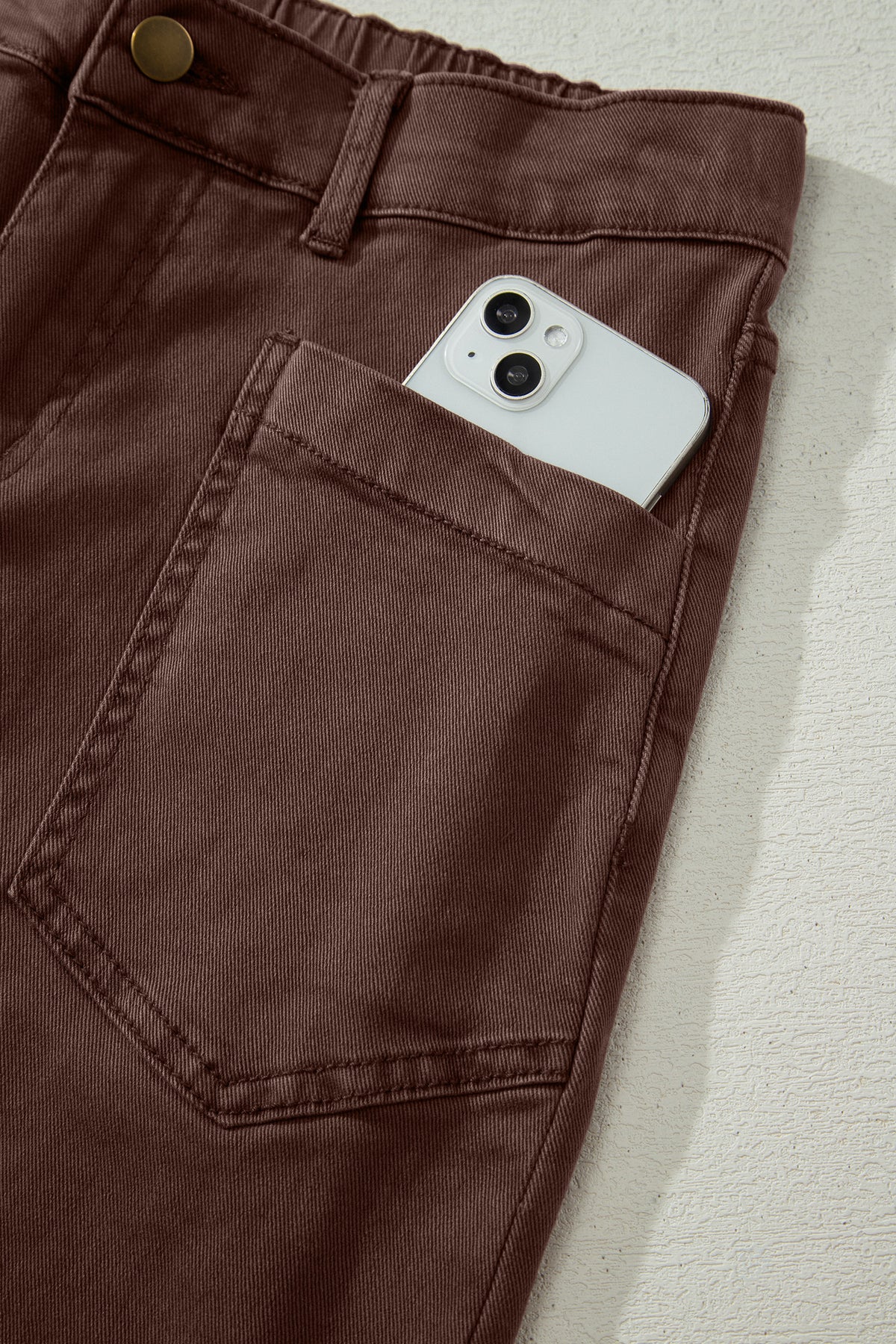 Jeans de corte recto hasta el tobillo, color café liso, con bolsillo cuadrado de parche.