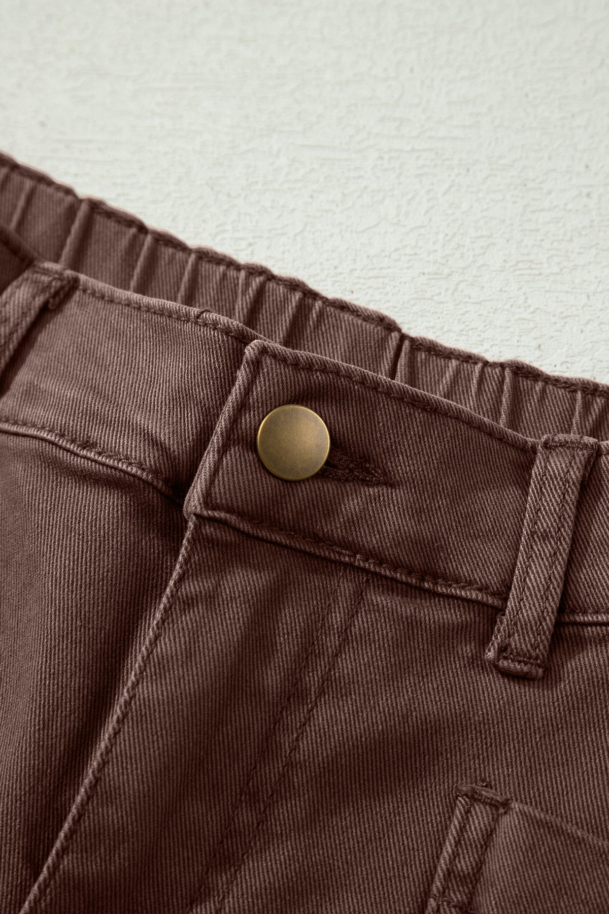 Jeans de corte recto hasta el tobillo, color café liso, con bolsillo cuadrado de parche.