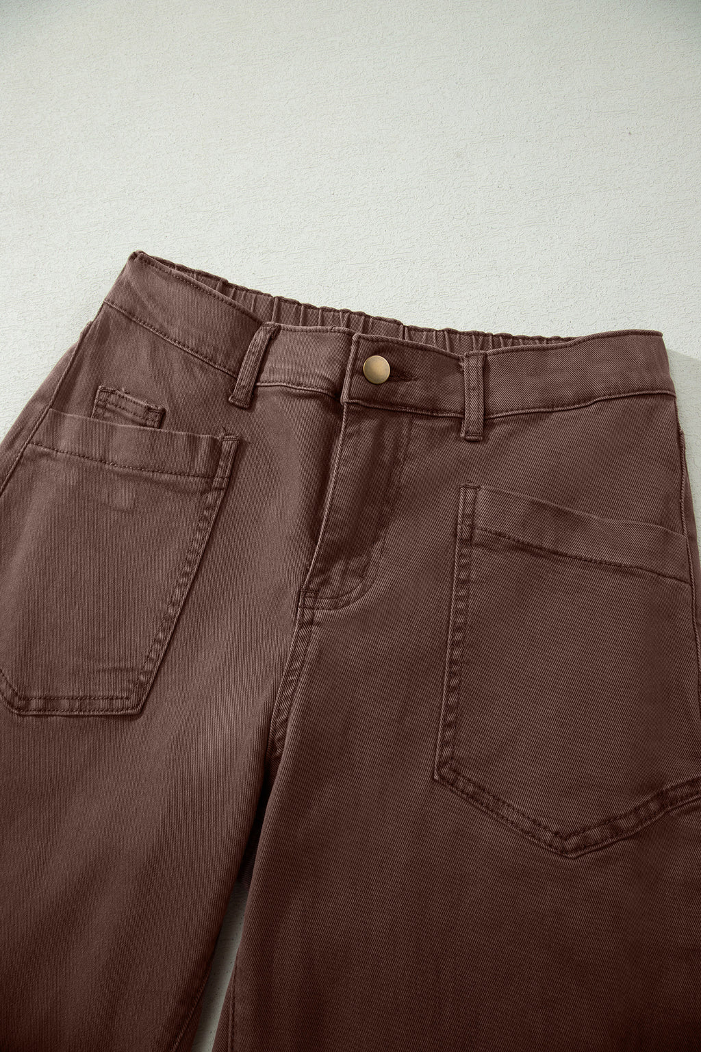 Jeans de corte recto hasta el tobillo, color café liso, con bolsillo cuadrado de parche.