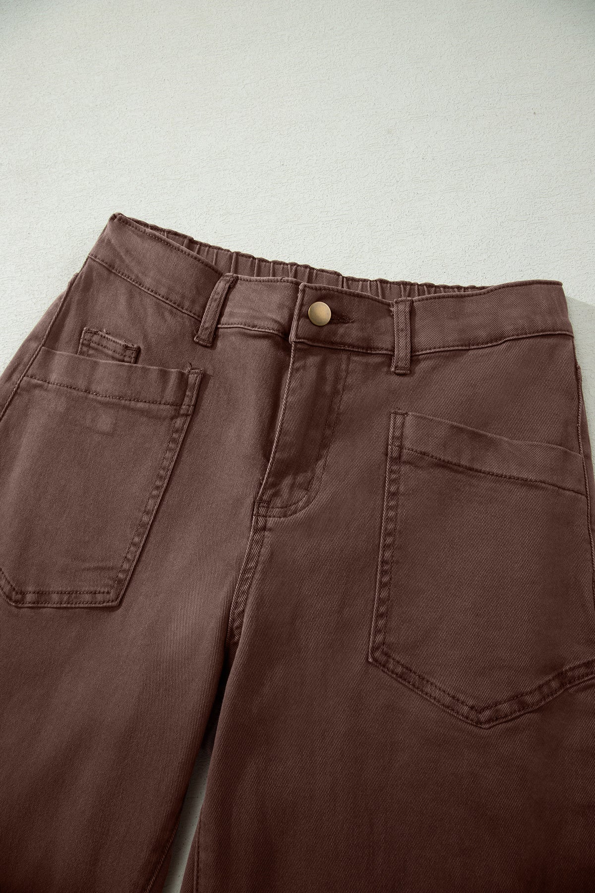 Jeans de corte recto hasta el tobillo, color café liso, con bolsillo cuadrado de parche.
