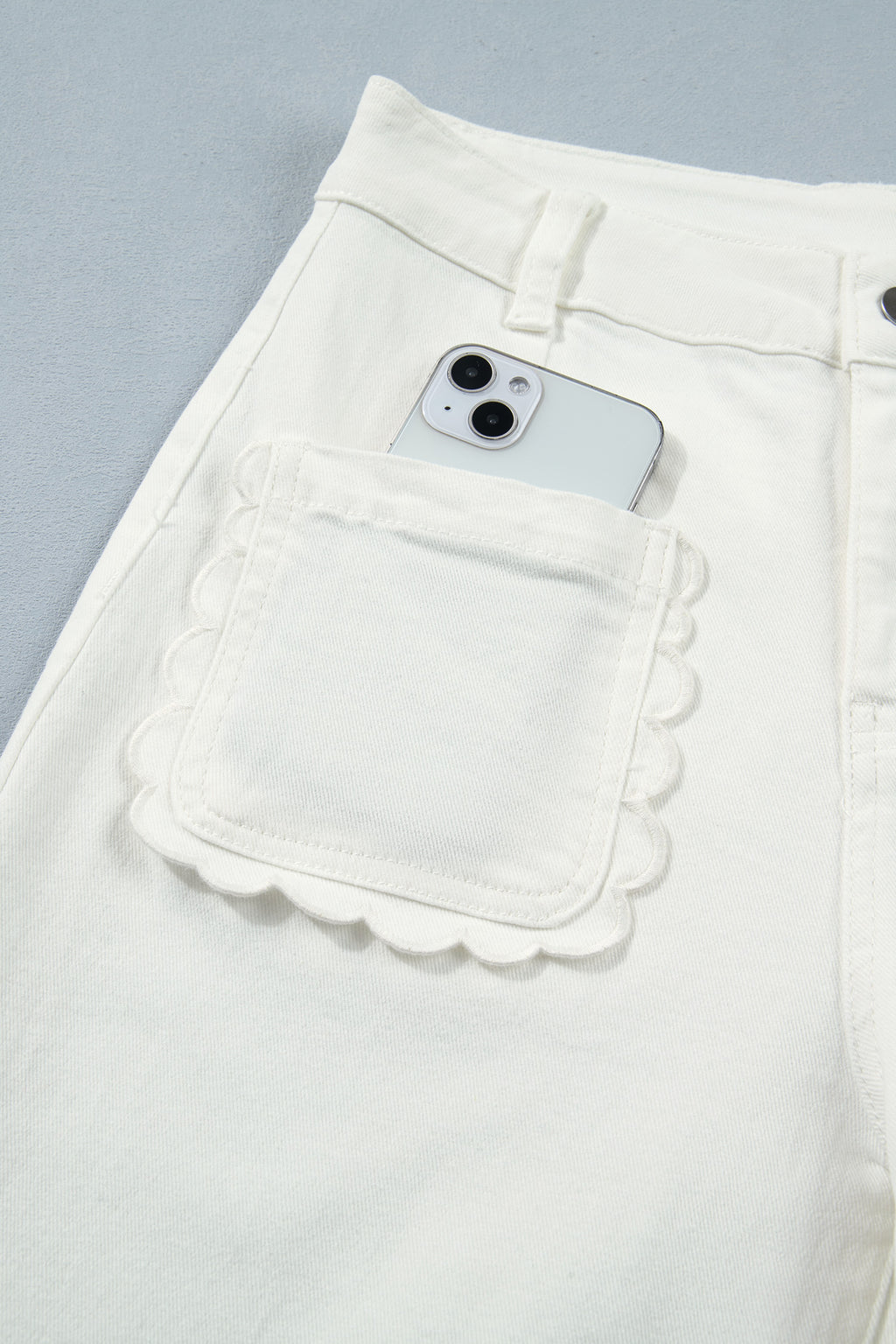 Vaqueros rectos de color blanco liso con bolsillo