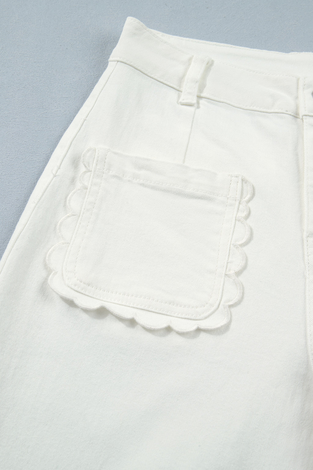 Vaqueros rectos de color blanco liso con bolsillo