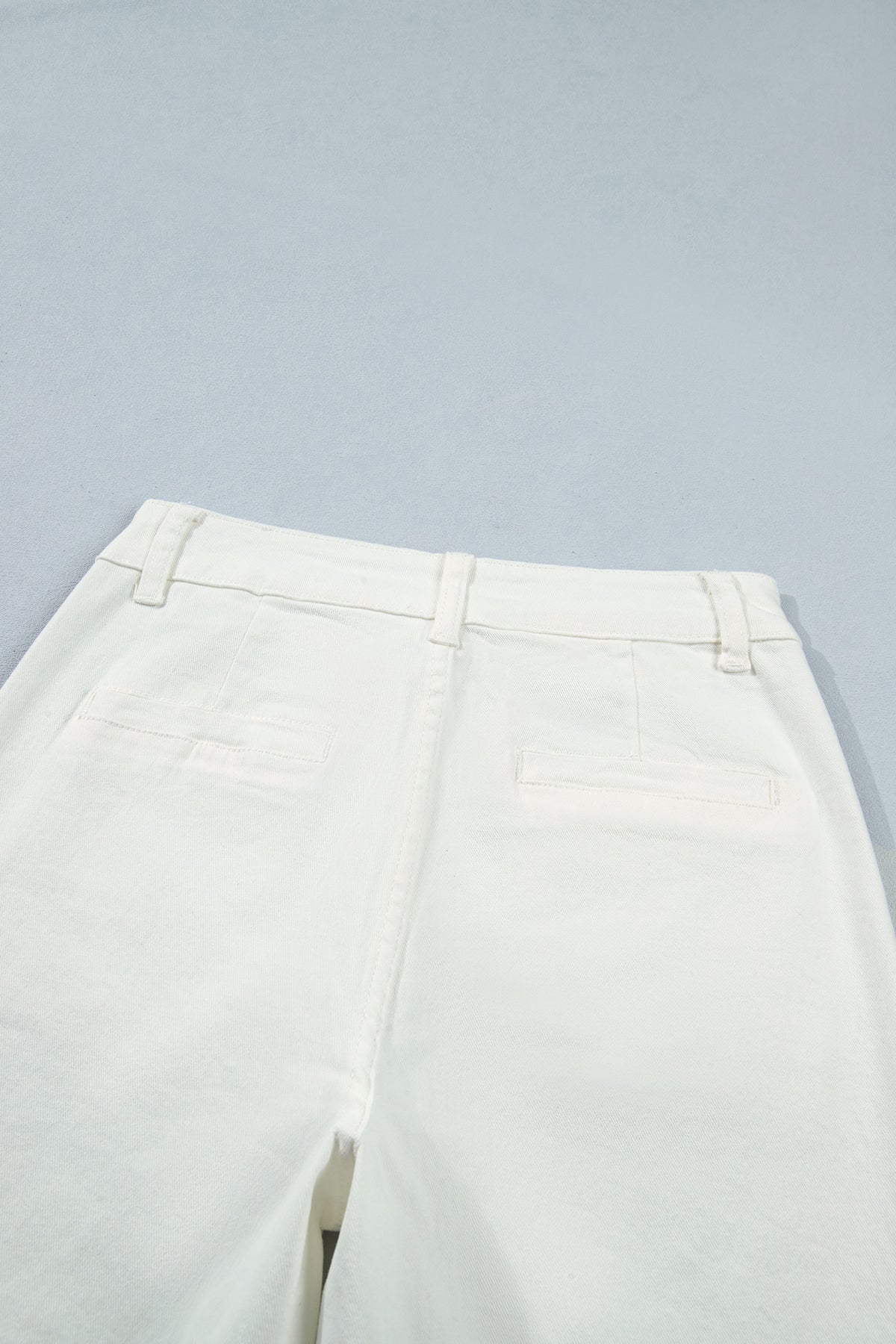 Vaqueros rectos de color blanco liso con bolsillo