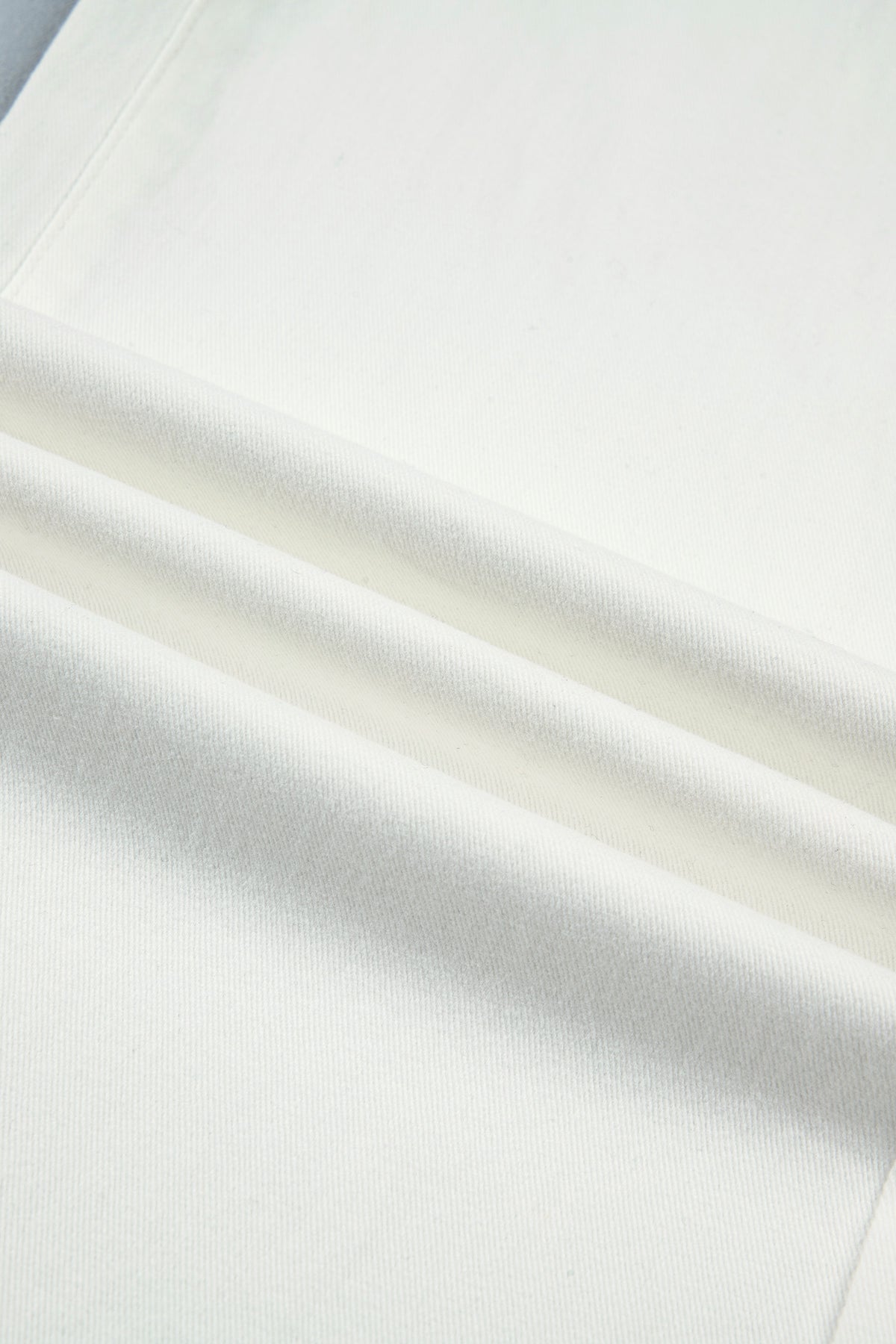 Vaqueros rectos de color blanco liso con bolsillo