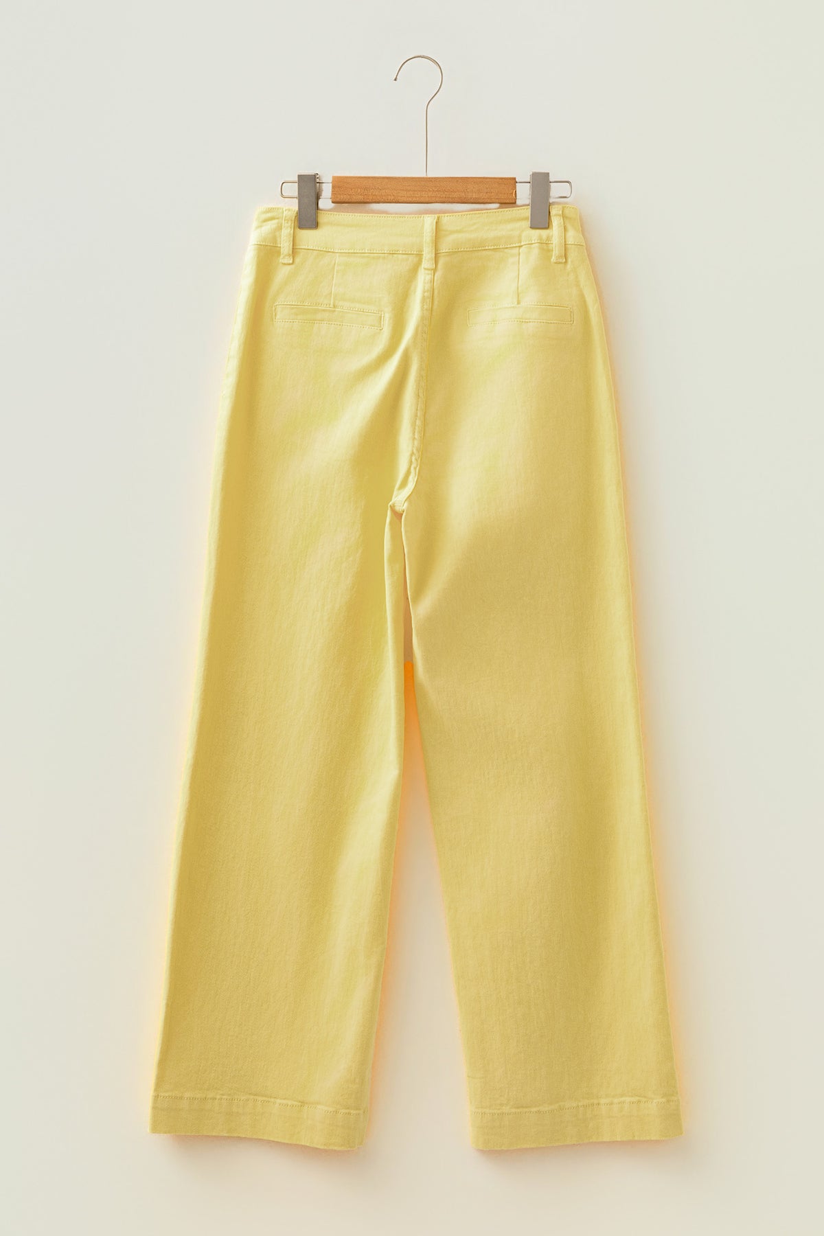 Vaqueros rectos de color amarillo liso