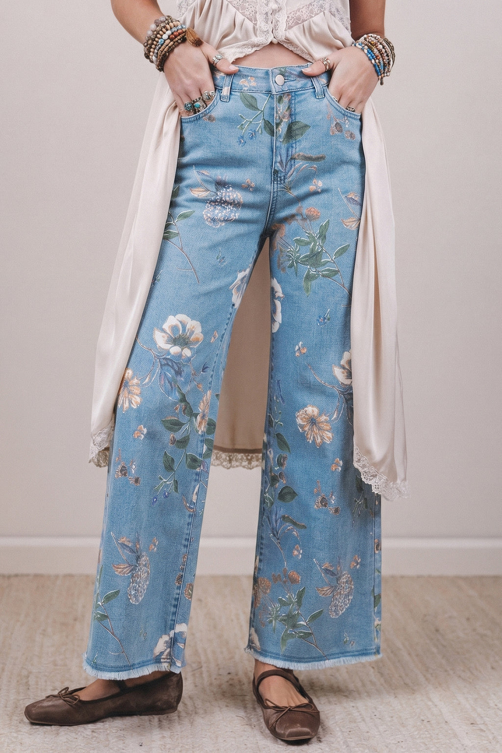 Vaqueros rectos con bajo deshilachado y estampado floral retro azul cielo