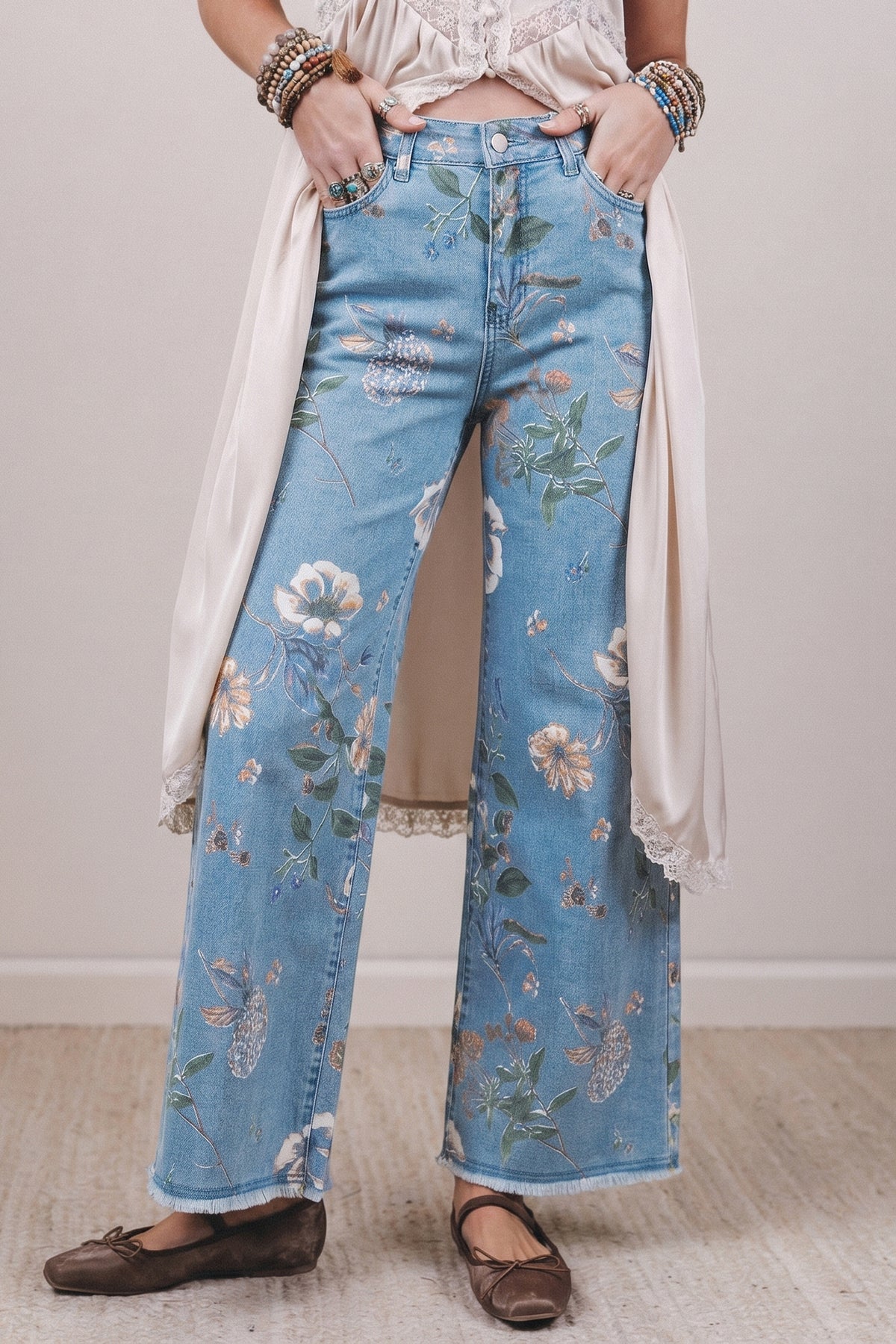 Vaqueros rectos con bajo deshilachado y estampado floral retro azul cielo