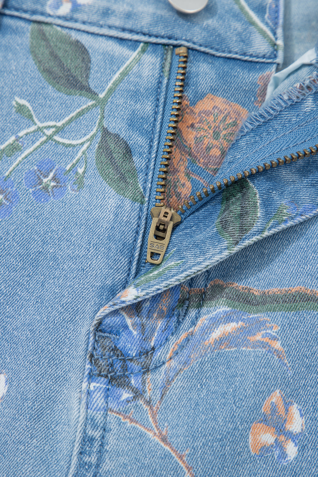 Vaqueros rectos con bajo deshilachado y estampado floral retro azul cielo
