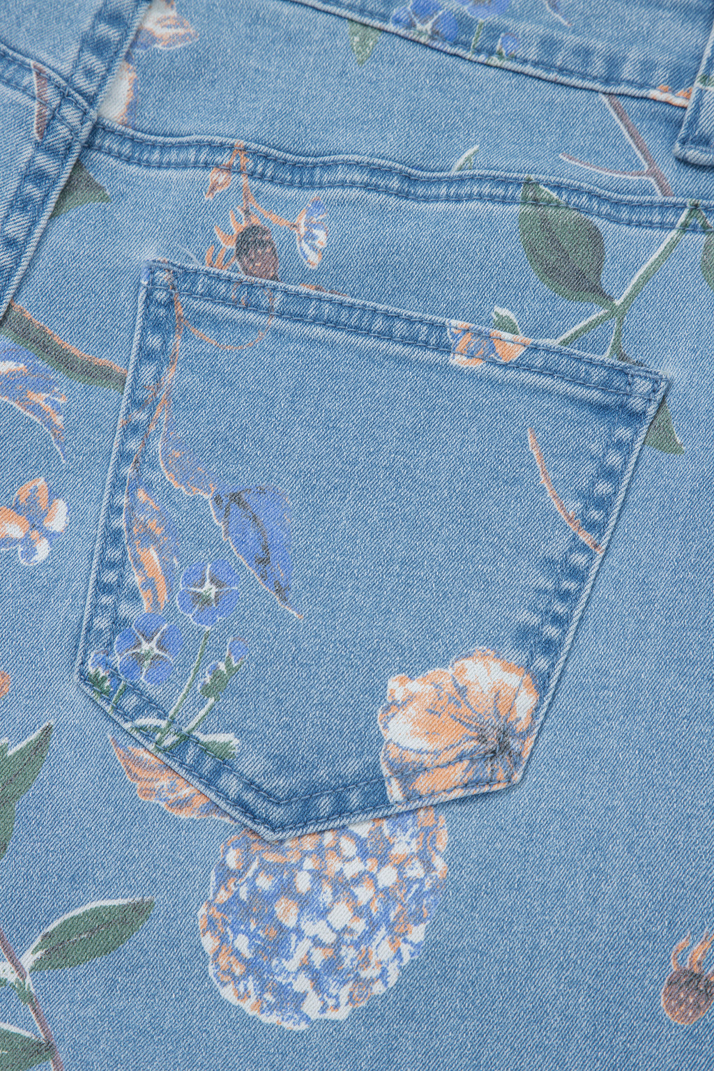 Vaqueros rectos con bajo deshilachado y estampado floral retro azul cielo