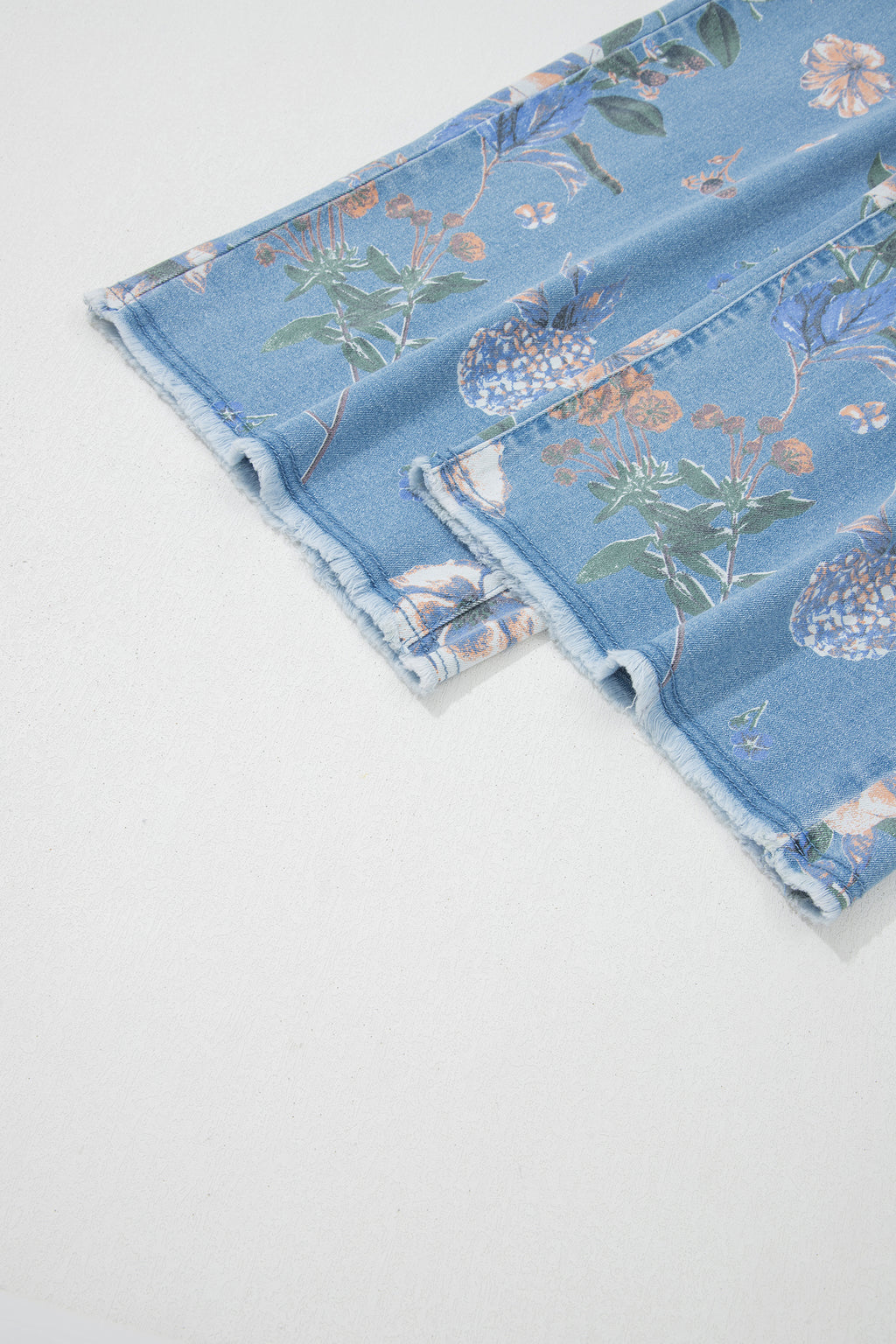 Vaqueros rectos con bajo deshilachado y estampado floral retro azul cielo