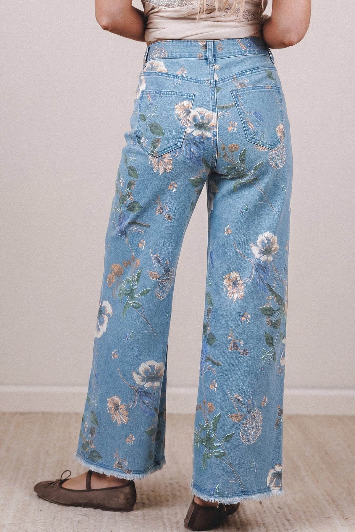 Vaqueros rectos con bajo deshilachado y estampado floral retro azul cielo