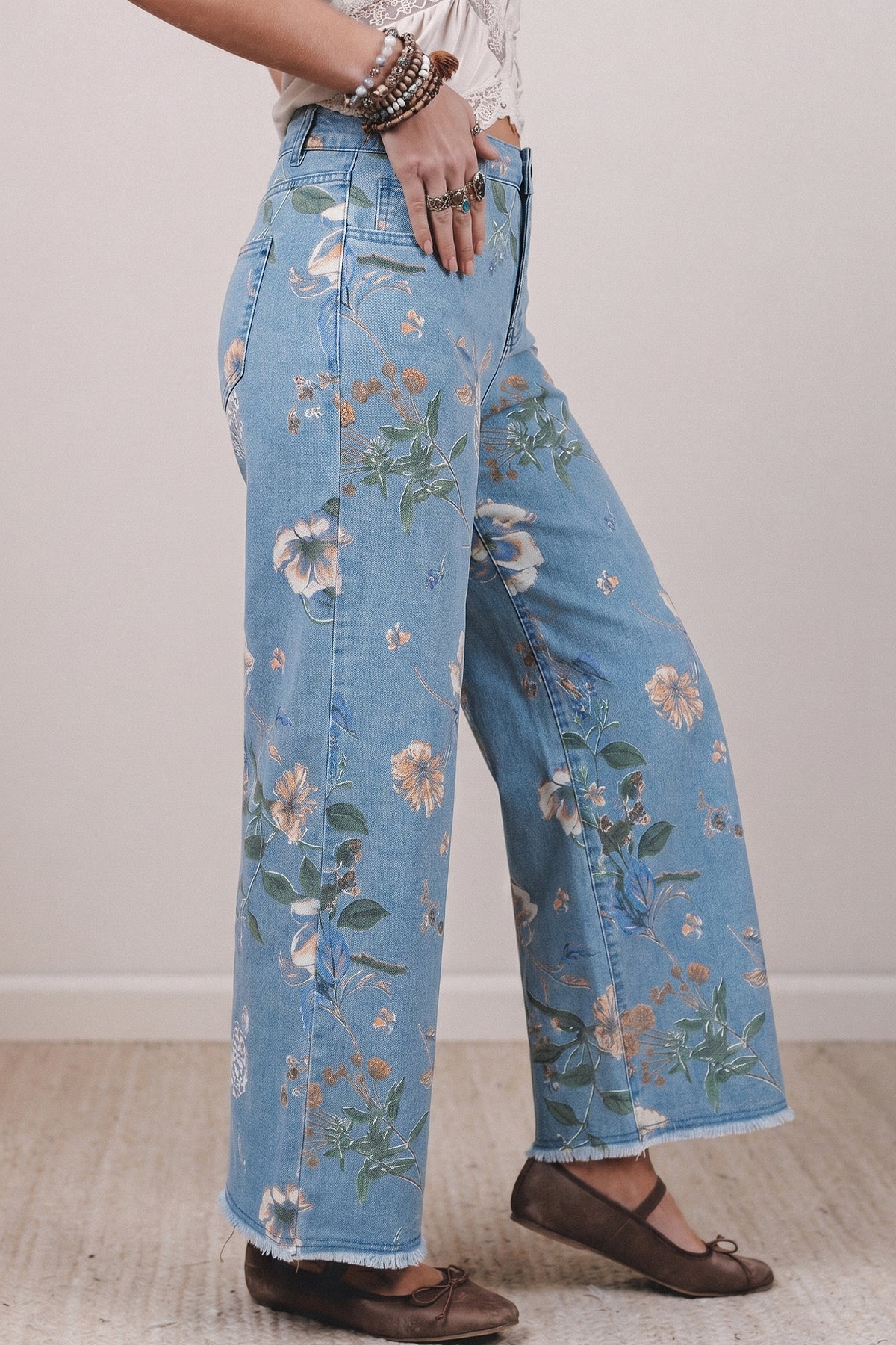 Vaqueros rectos con bajo deshilachado y estampado floral retro azul cielo