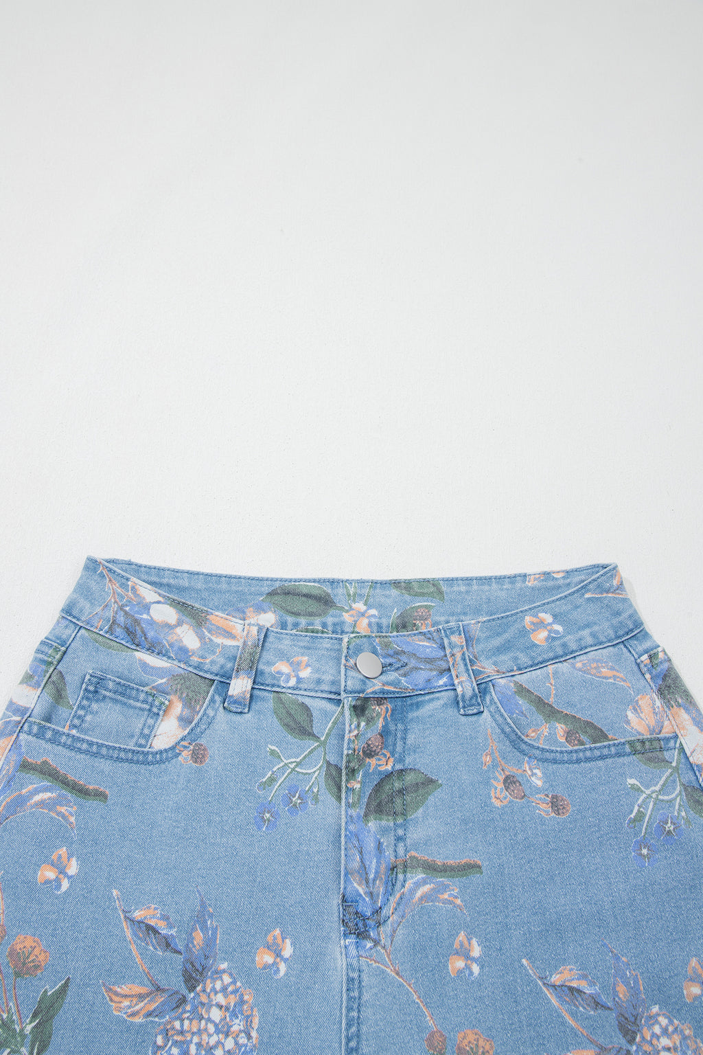 Vaqueros rectos con bajo deshilachado y estampado floral retro azul cielo