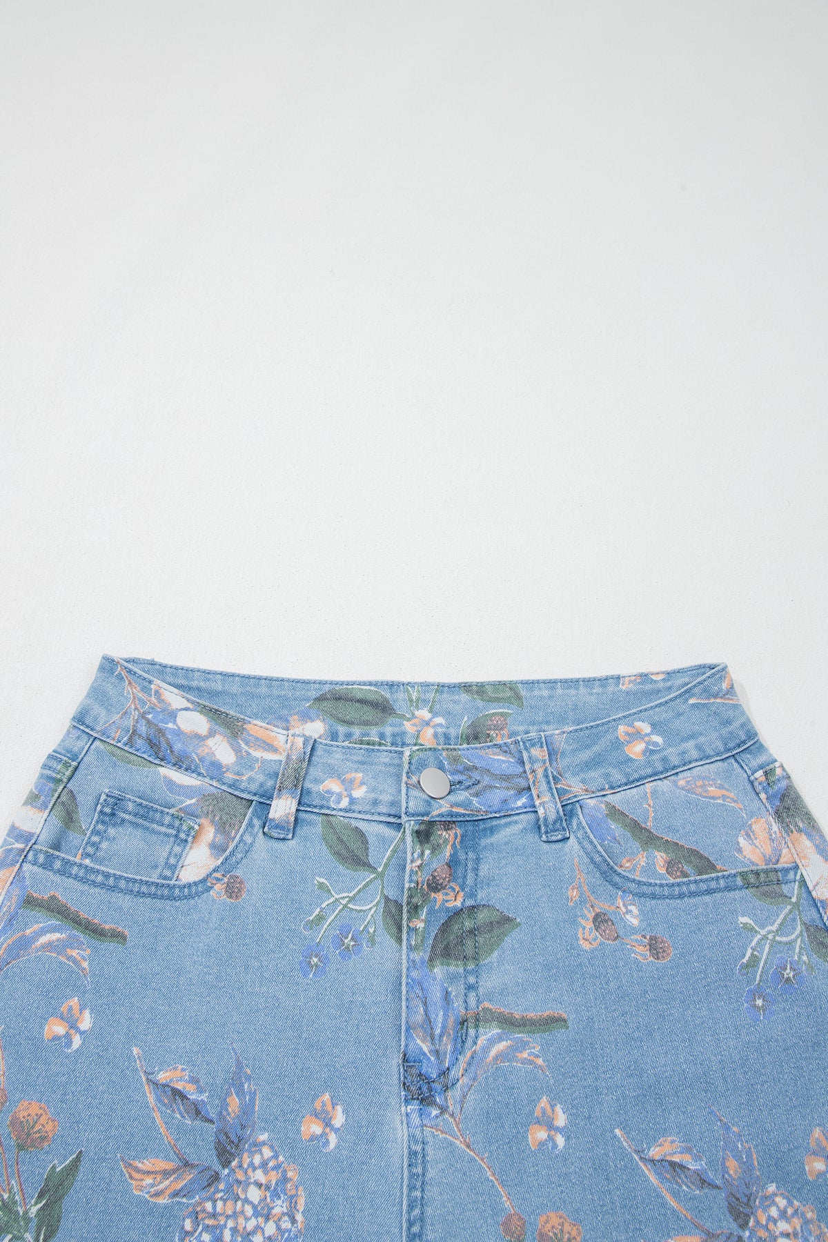 Vaqueros rectos con bajo deshilachado y estampado floral retro azul cielo