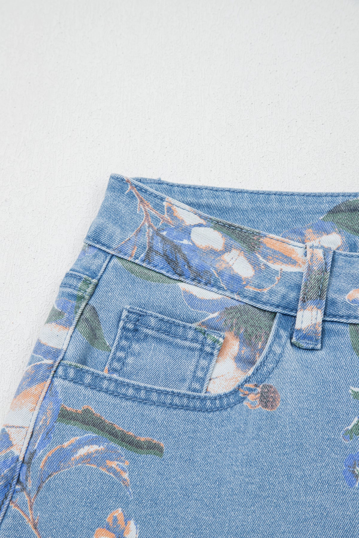 Vaqueros rectos con bajo deshilachado y estampado floral retro azul cielo