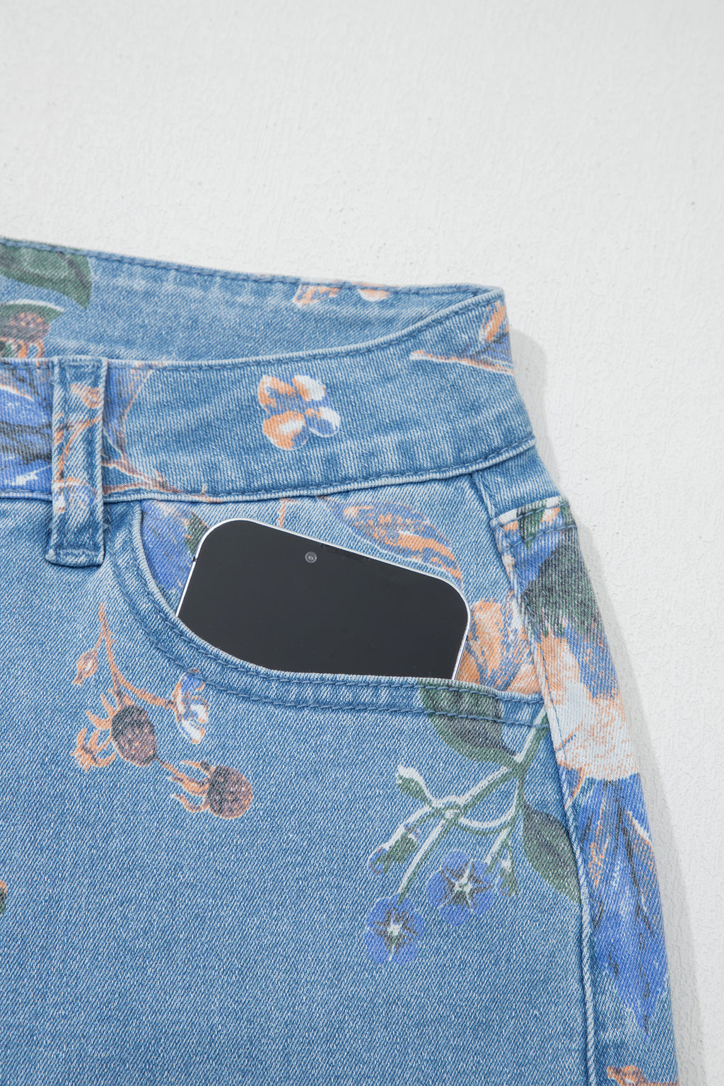 Vaqueros rectos con bajo deshilachado y estampado floral retro azul cielo