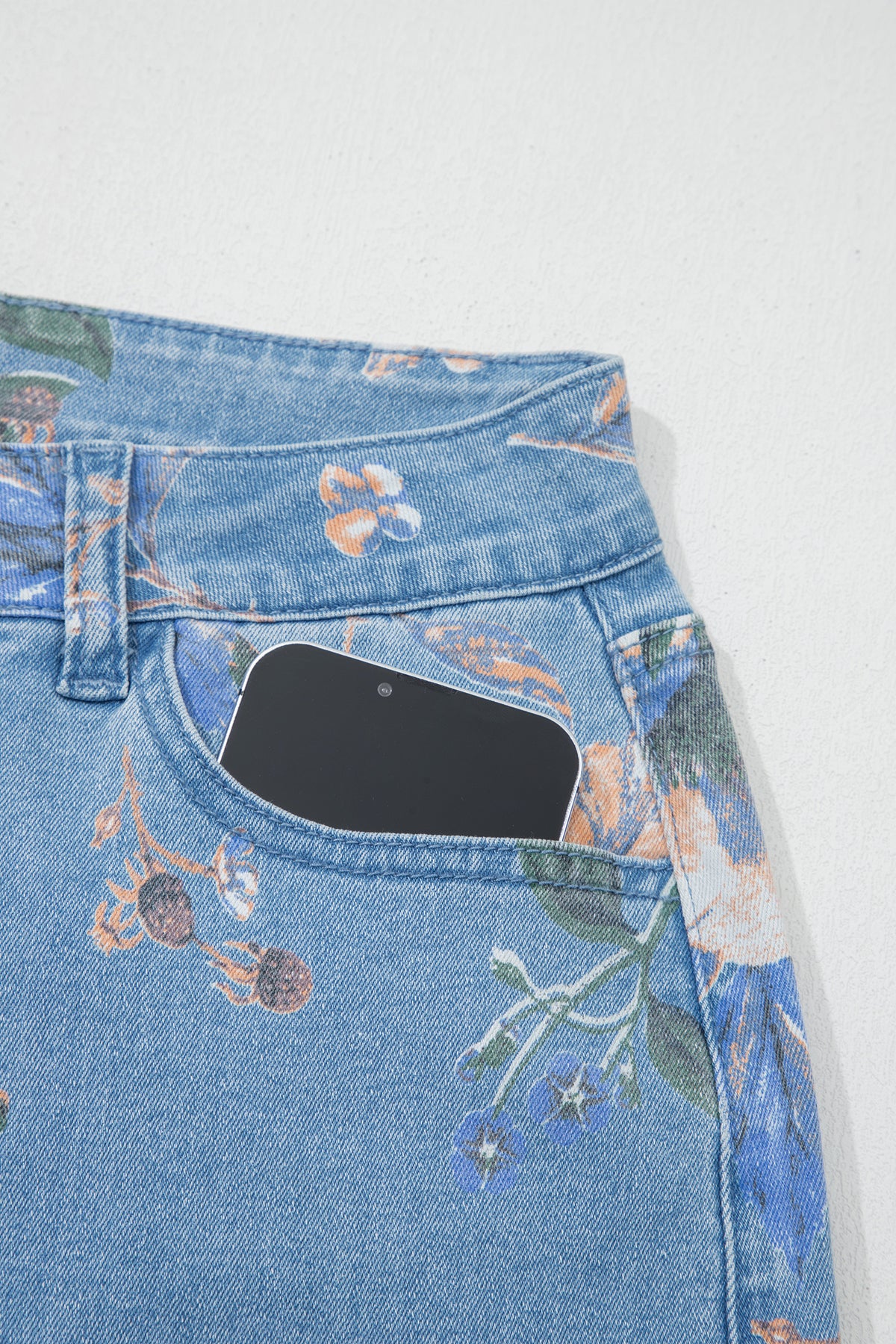 Vaqueros rectos con bajo deshilachado y estampado floral retro azul cielo
