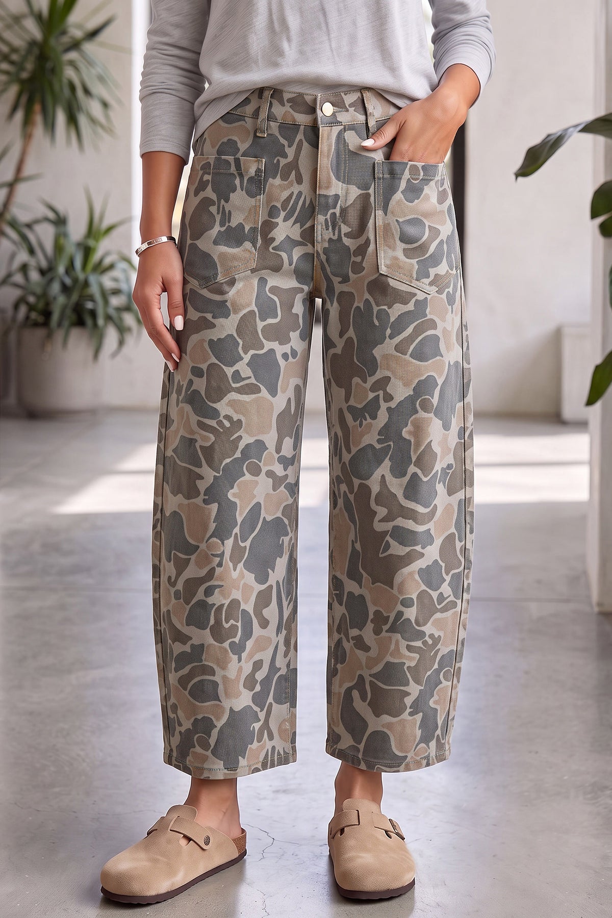 Vaqueros tobilleros de corte recto con estampado de camuflaje multicolor