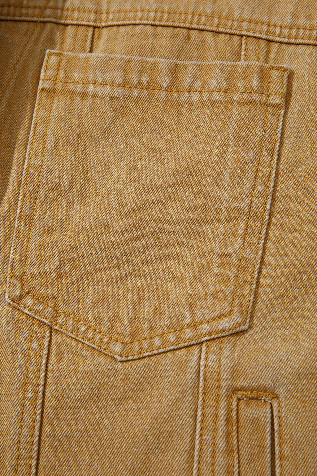 Chaqueta vaquera de manga larga con cuello y botones metálicos color miel