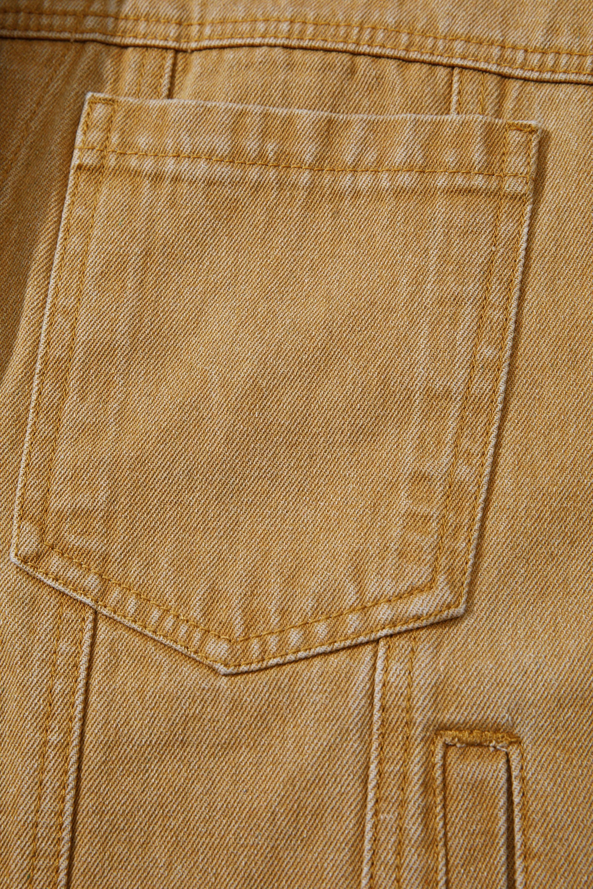 Chaqueta vaquera de manga larga con cuello y botones metálicos color miel