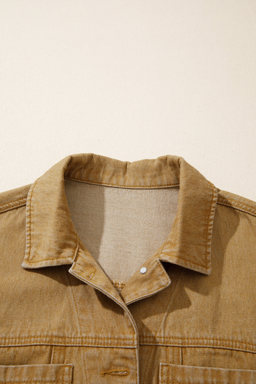Chaqueta vaquera de manga larga con cuello y botones metálicos color miel