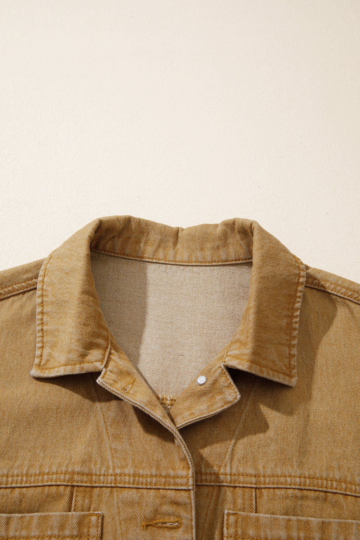 Chaqueta vaquera de manga larga con cuello y botones metálicos color miel