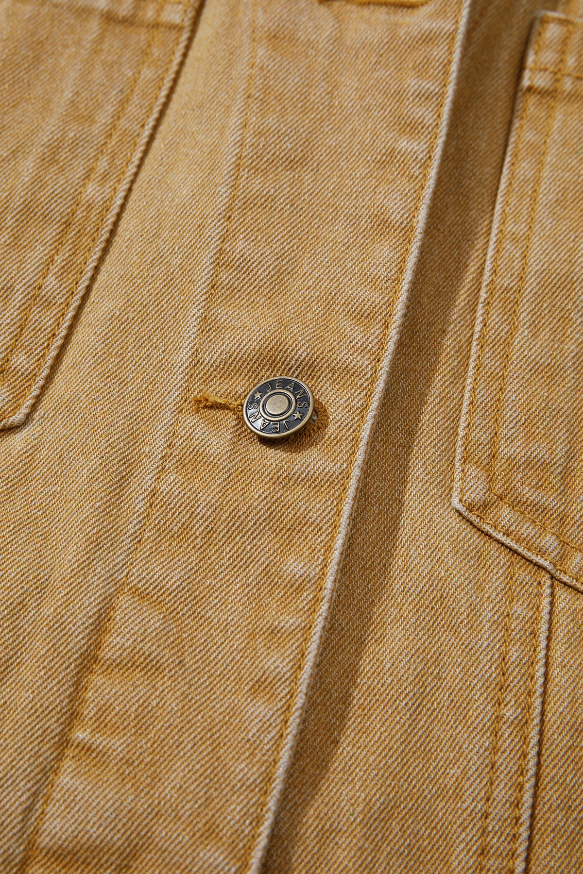 Chaqueta vaquera de manga larga con cuello y botones metálicos color miel
