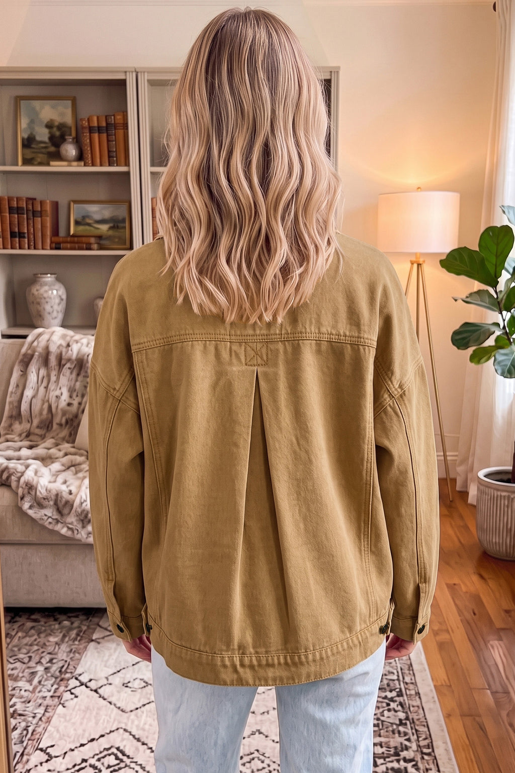 Chaqueta vaquera de manga larga con cuello y botones metálicos color miel