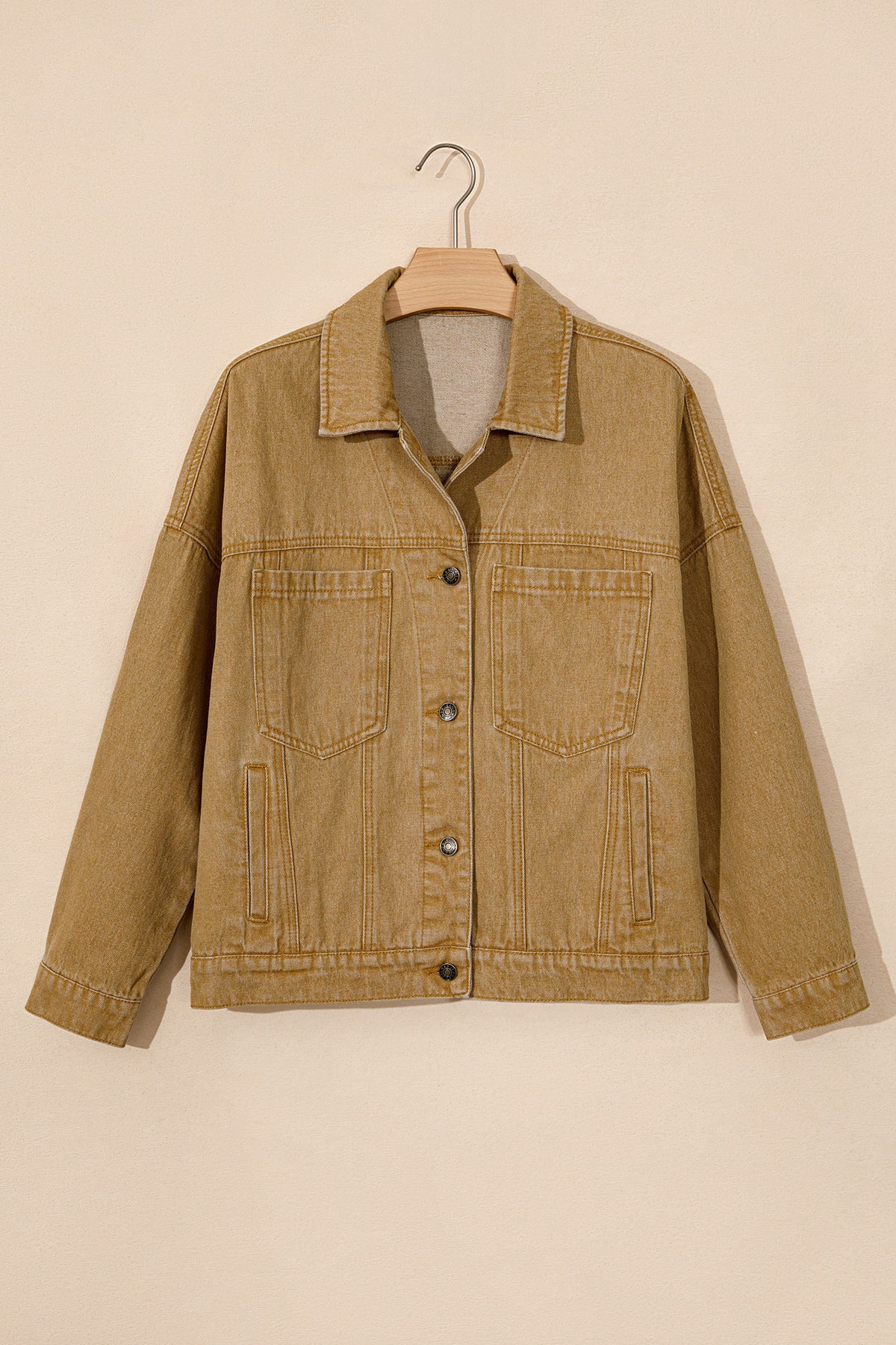 Chaqueta vaquera de manga larga con cuello y botones metálicos color miel