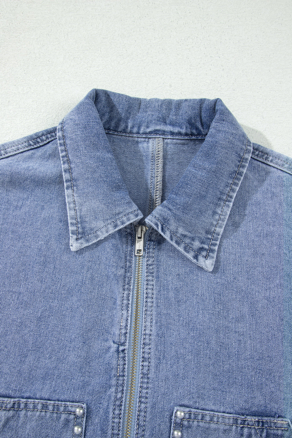 Chaqueta vaquera de manga larga con bolsillos, cremallera y remaches metálicos con tachuelas Beau Blue