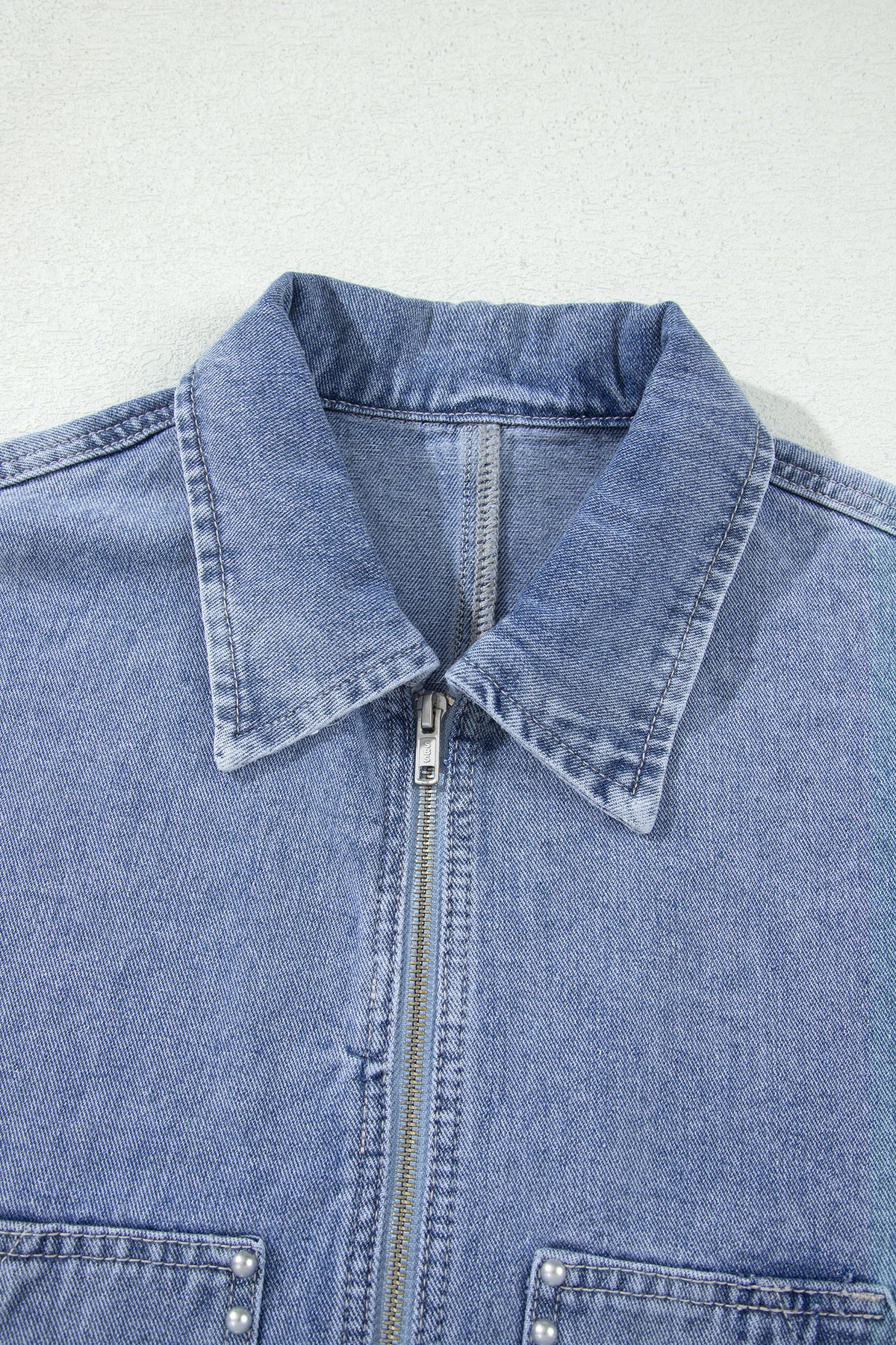 Chaqueta vaquera de manga larga con bolsillos, cremallera y remaches metálicos con tachuelas Beau Blue