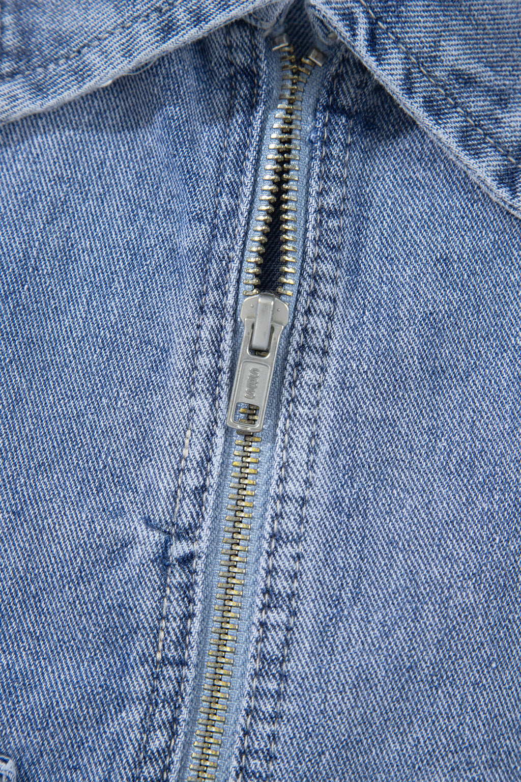 Chaqueta vaquera de manga larga con bolsillos, cremallera y remaches metálicos con tachuelas Beau Blue
