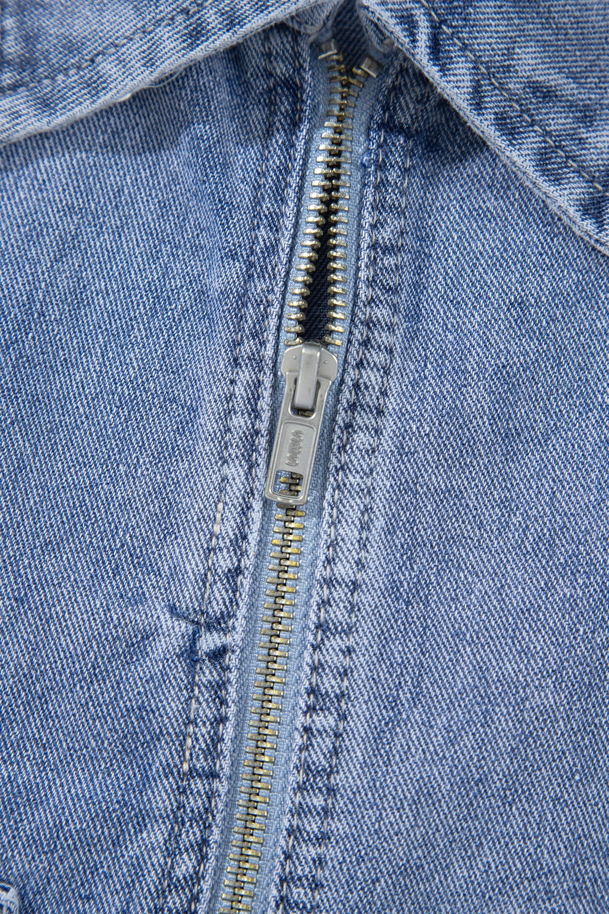 Chaqueta vaquera de manga larga con bolsillos, cremallera y remaches metálicos con tachuelas Beau Blue