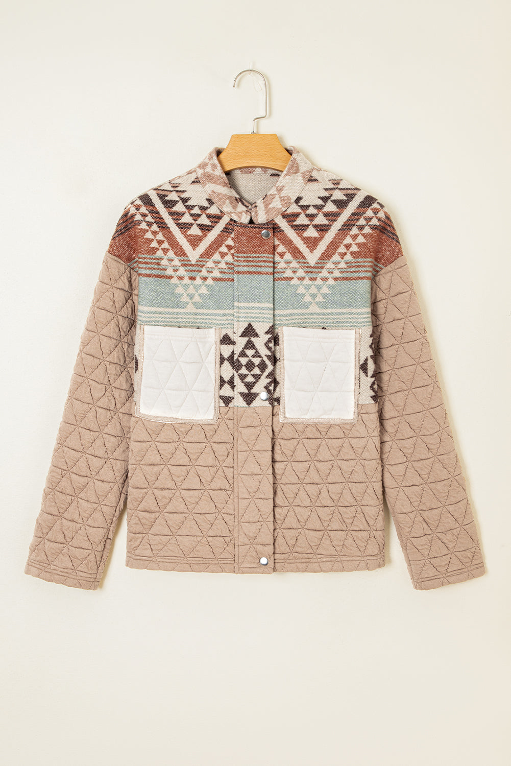 Chaqueta de estilo western acolchada con retazos de estilo azteca en color beige francés claro.